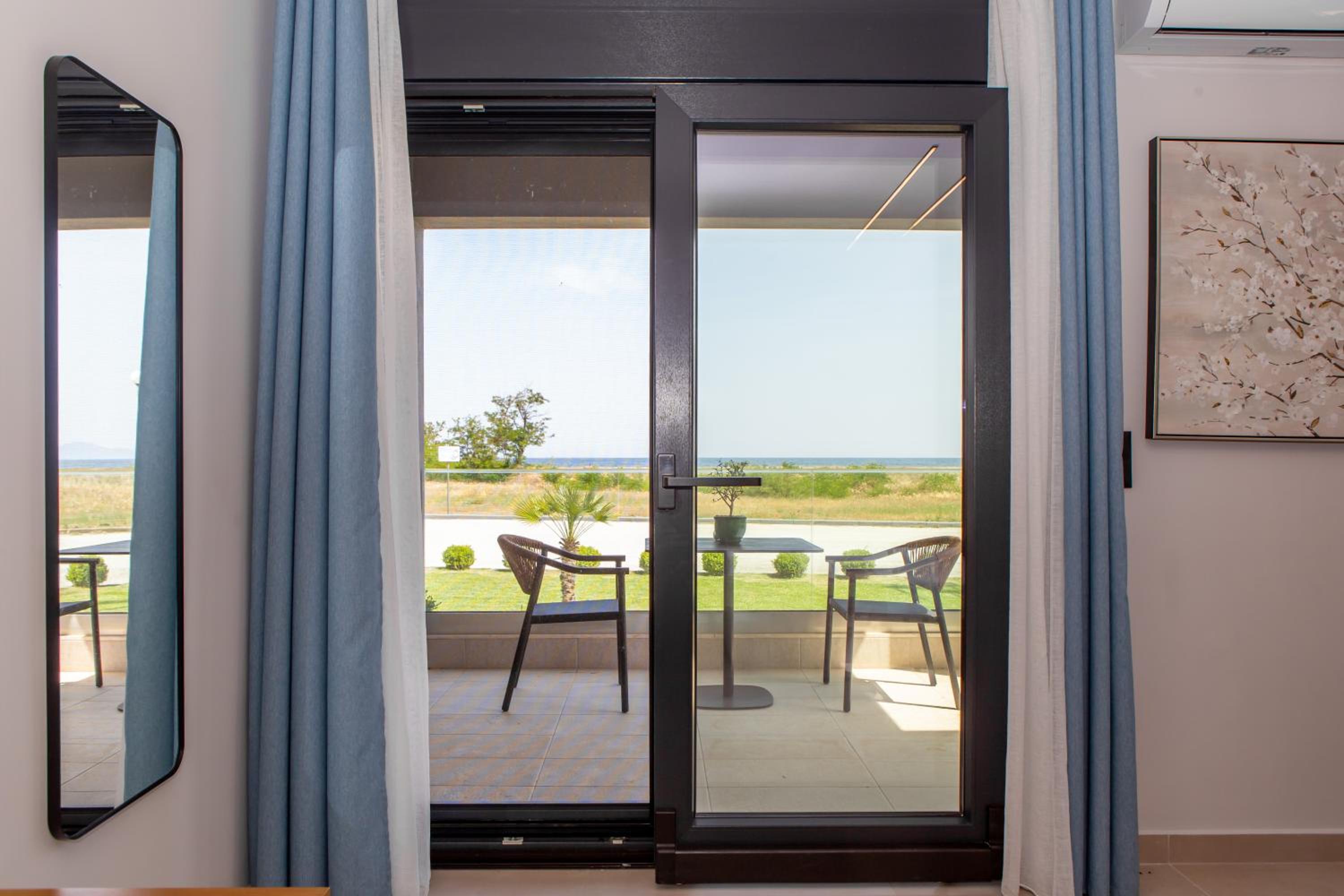 Deluxe Triple Room with Sea View photo 3