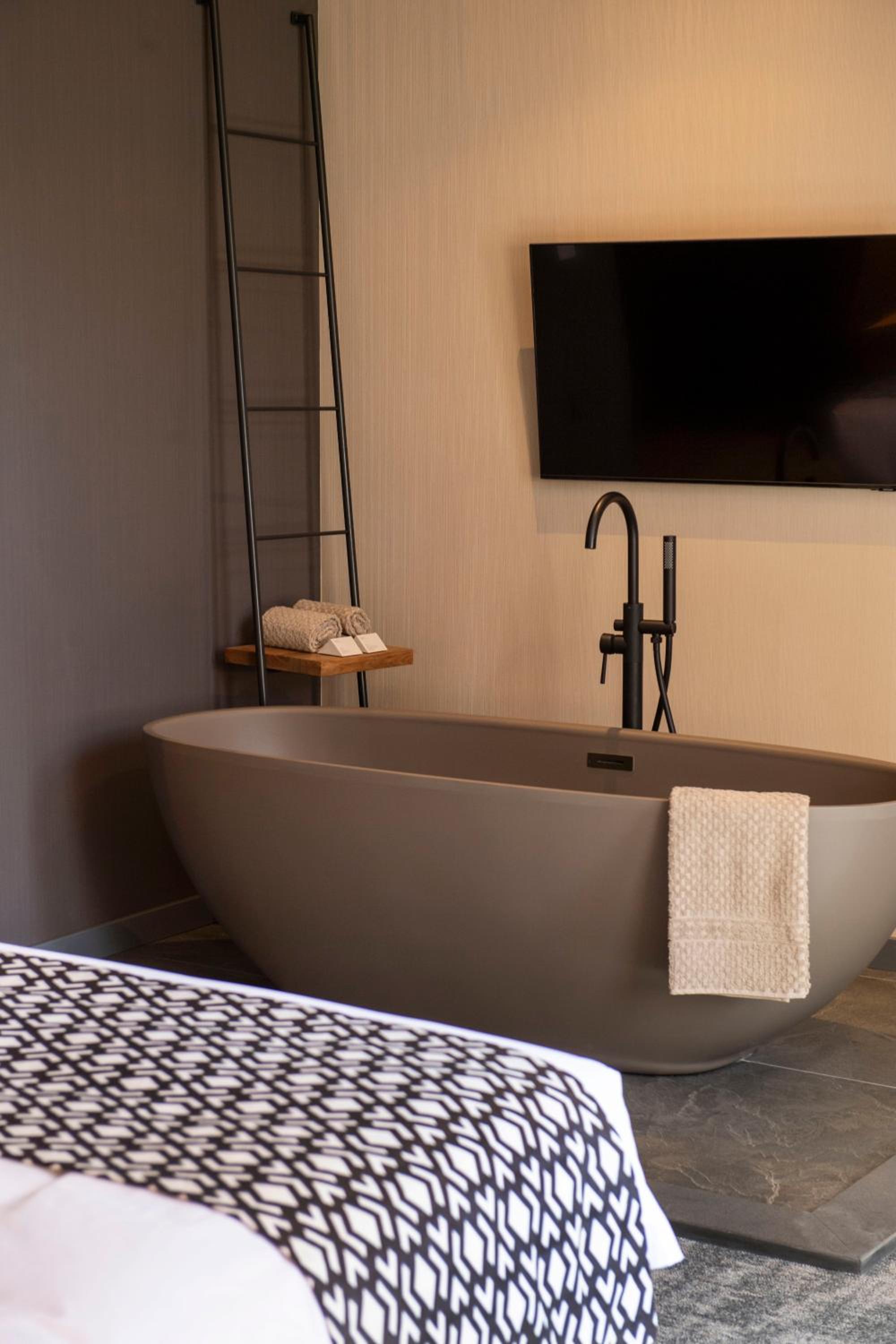 Deluxe with Bathtub photo 3