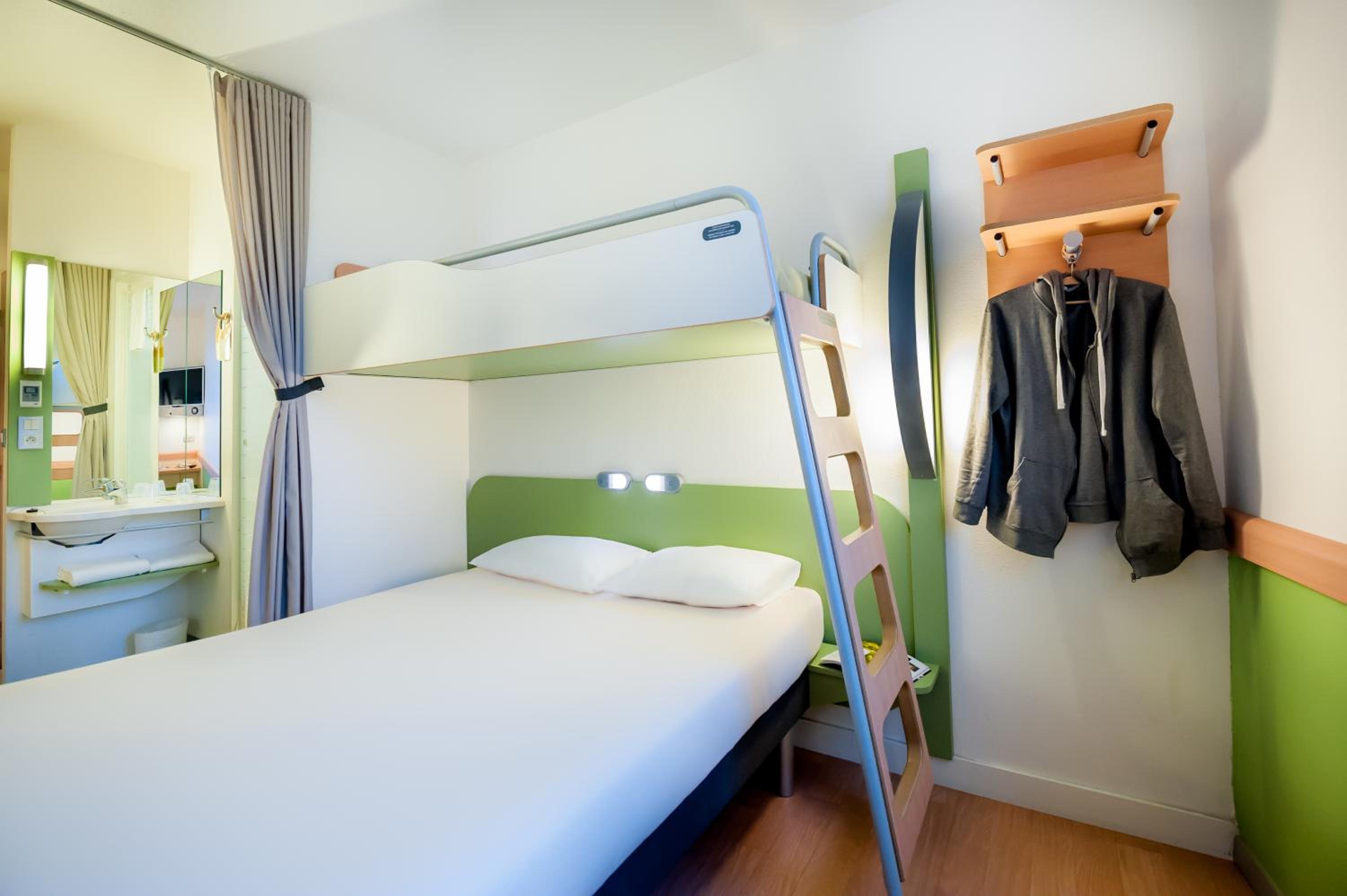 Standard Room With 1 Double And 1 Single Bed photo 1