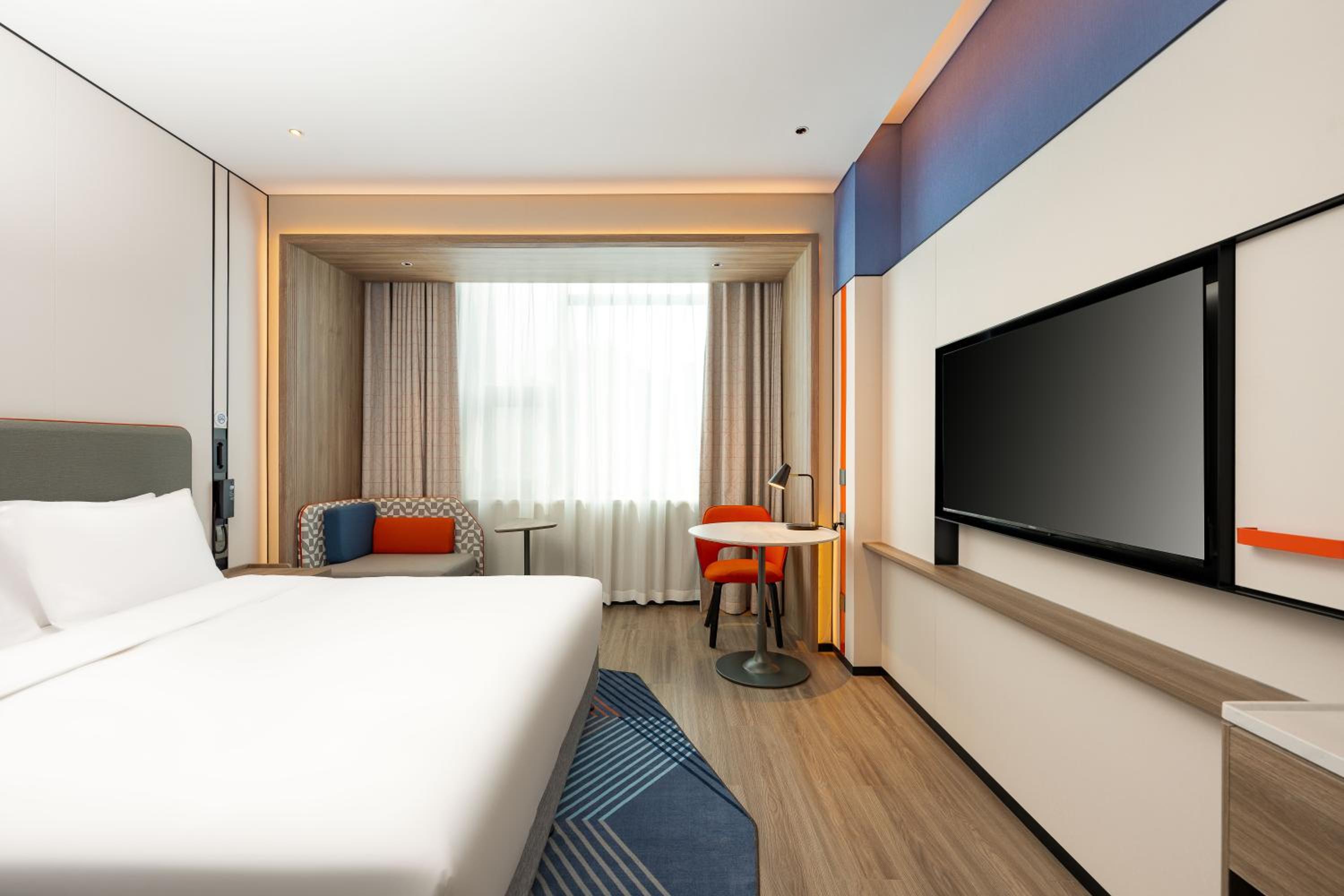 Standard King Room with Extra Floor Space photo 2