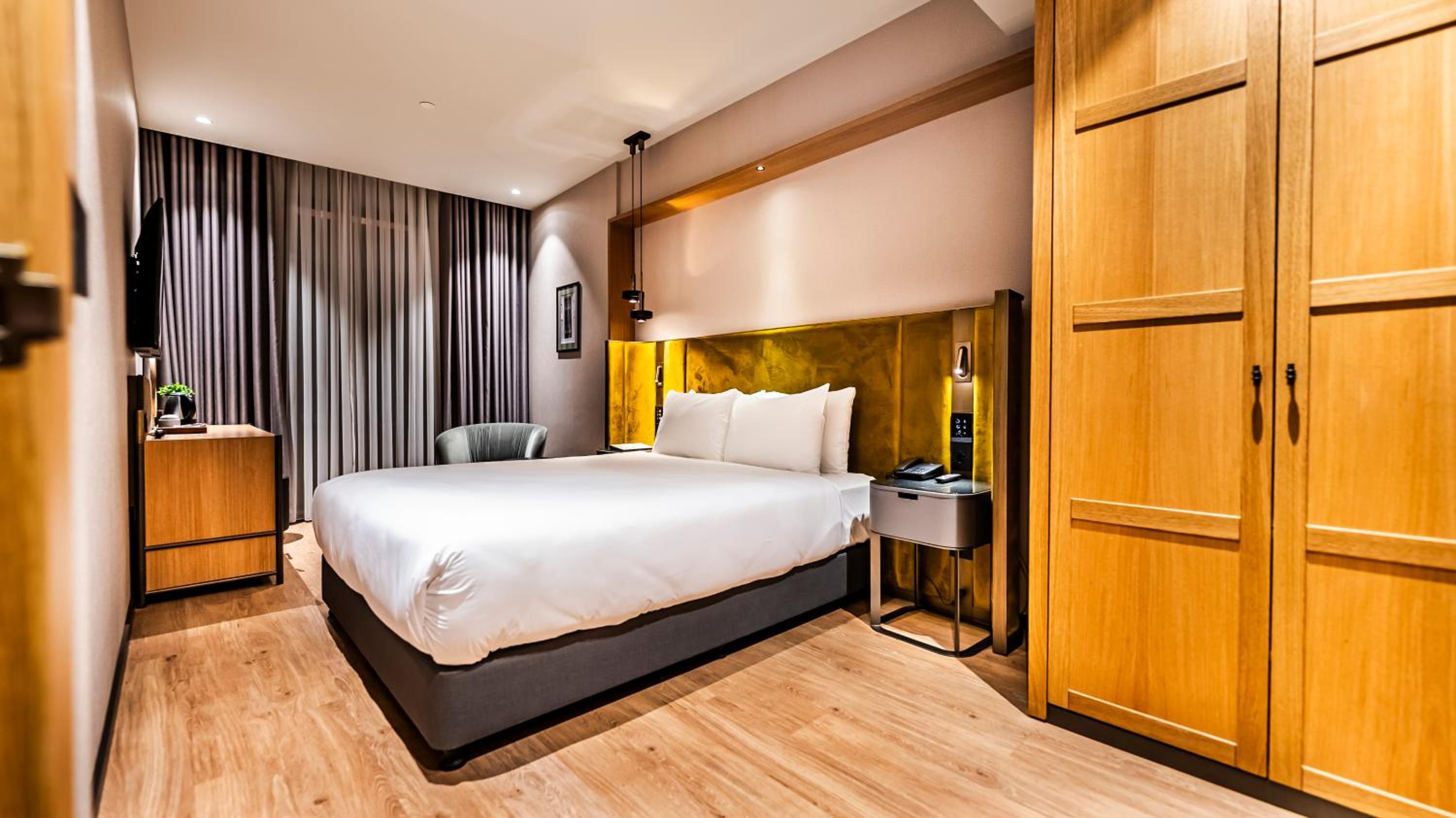 Deluxe Double Room with Balcony photo 3