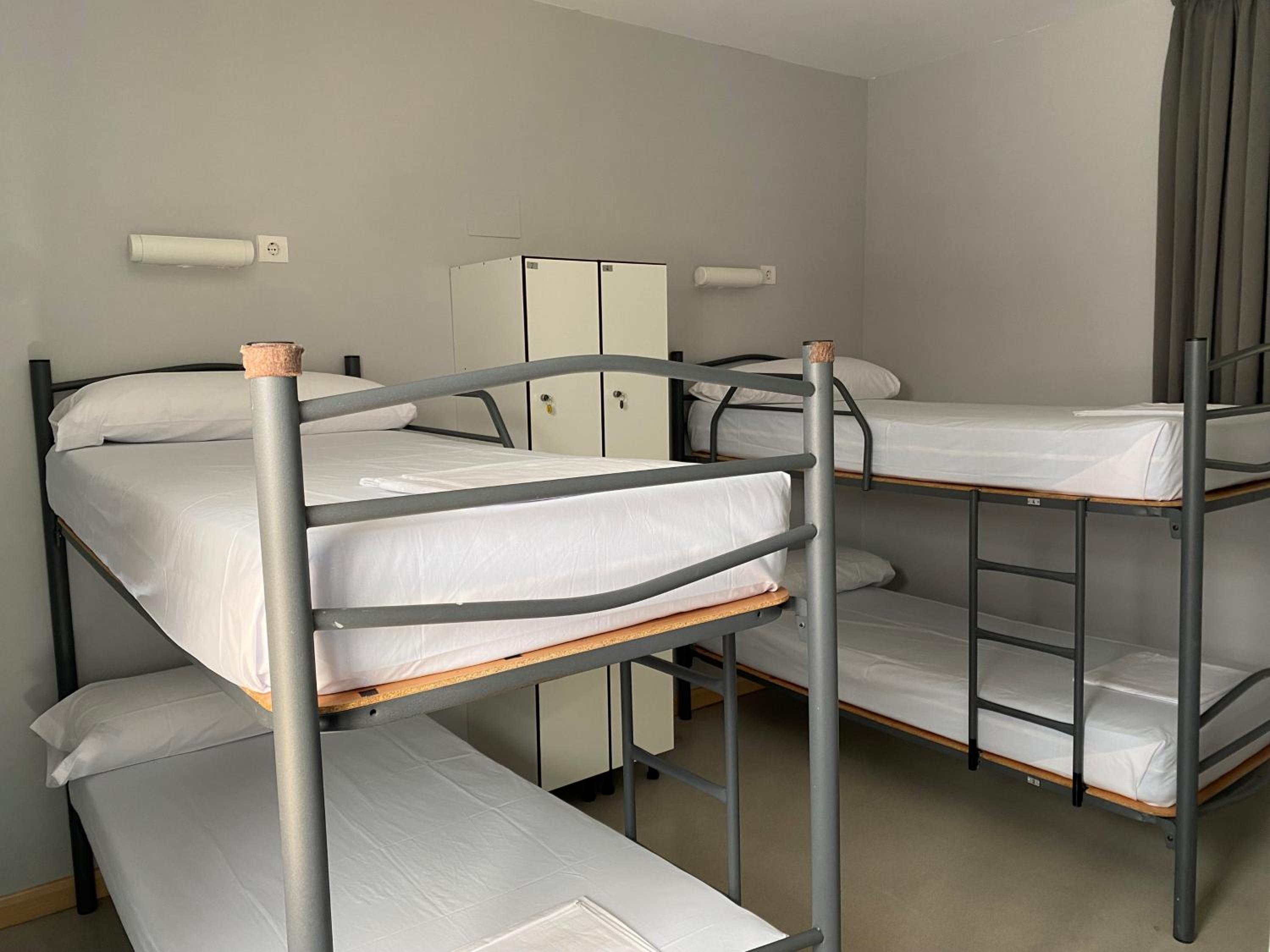 Quadruple Room with Private Bathroom photo 3