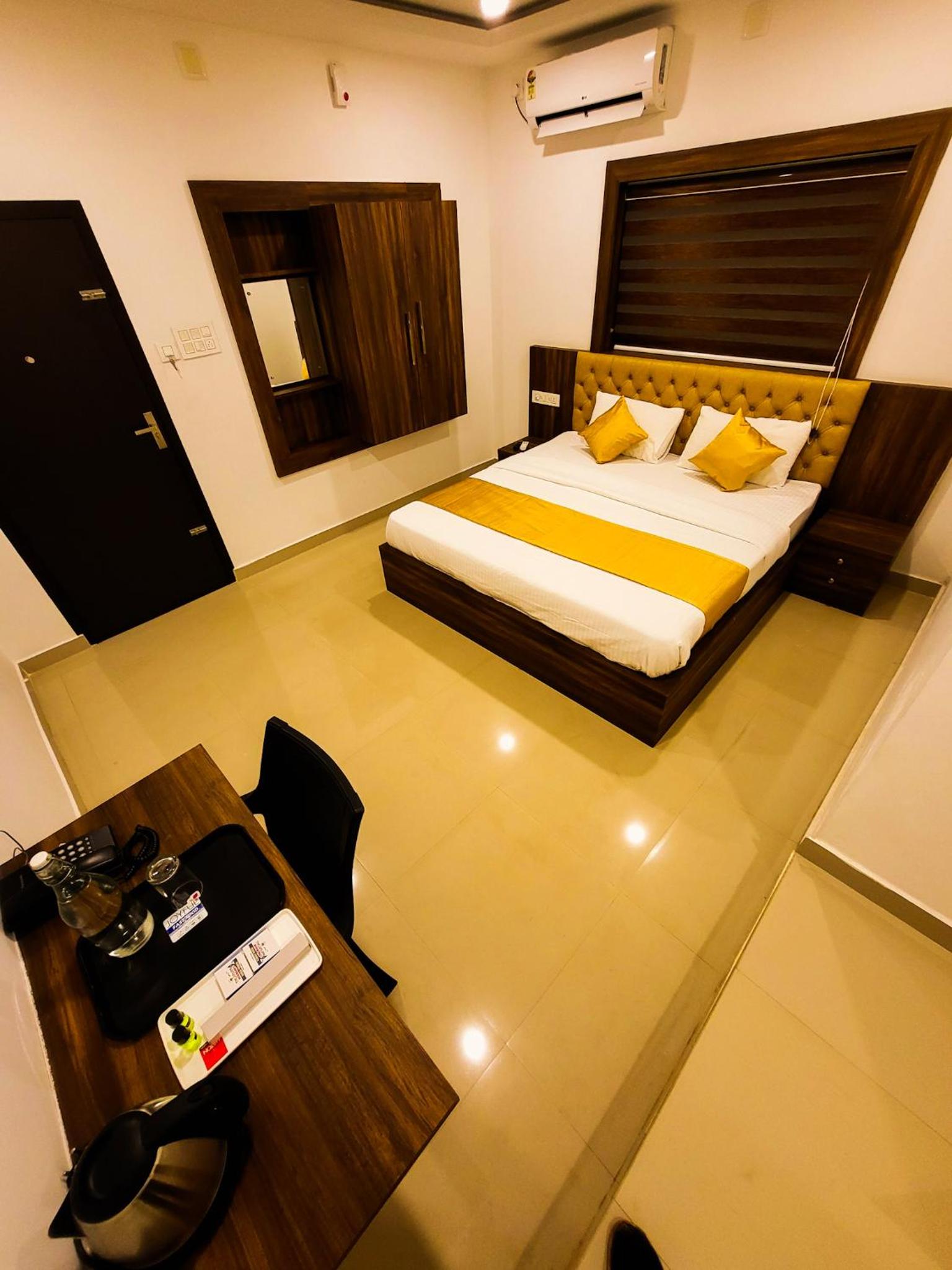Deluxe Double Room (2 Adults + 1 Child) photo 2