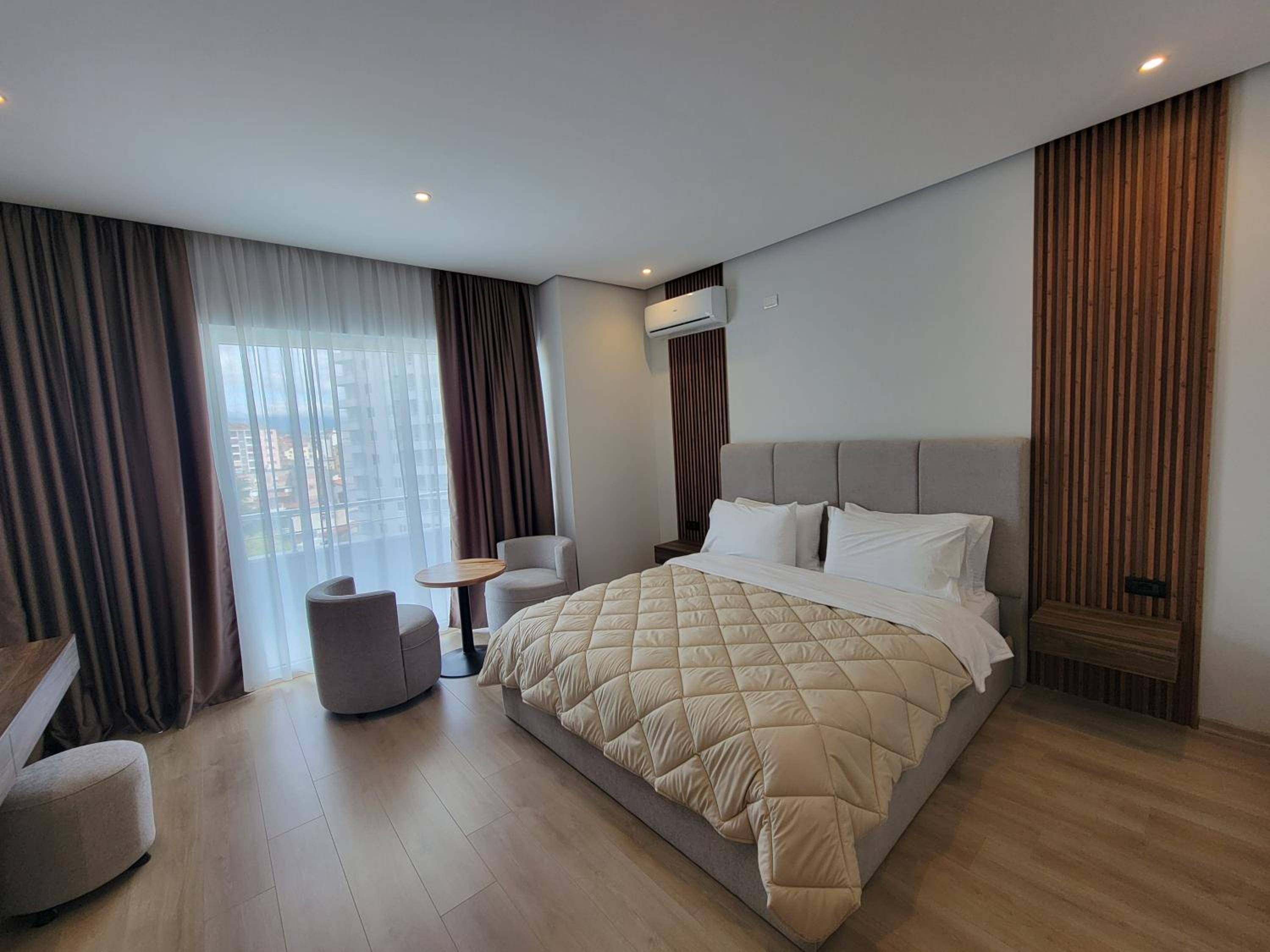 Deluxe Double Room with Balcony photo 3