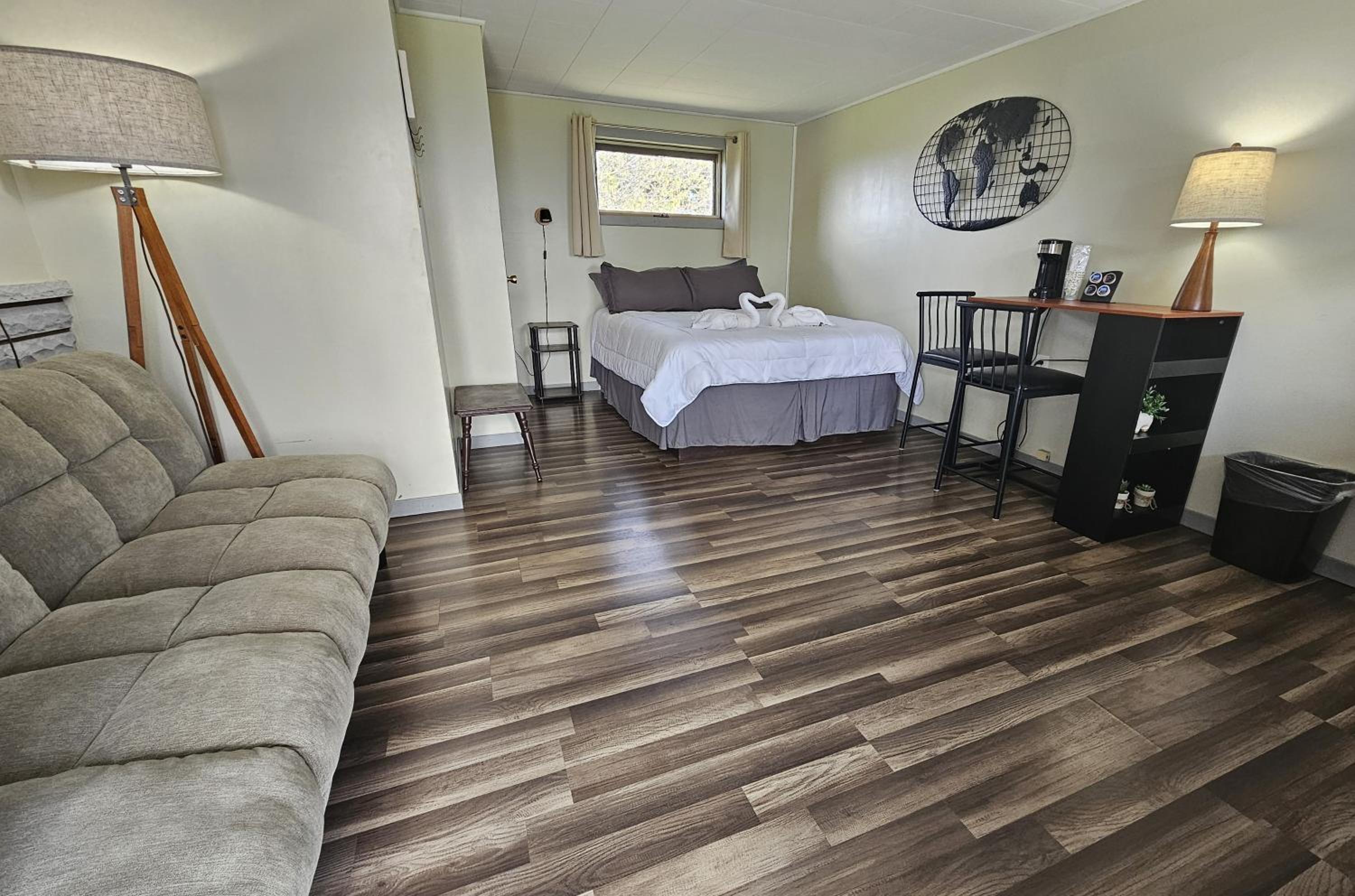 Deluxe Room (2 Adults + 1 Child)