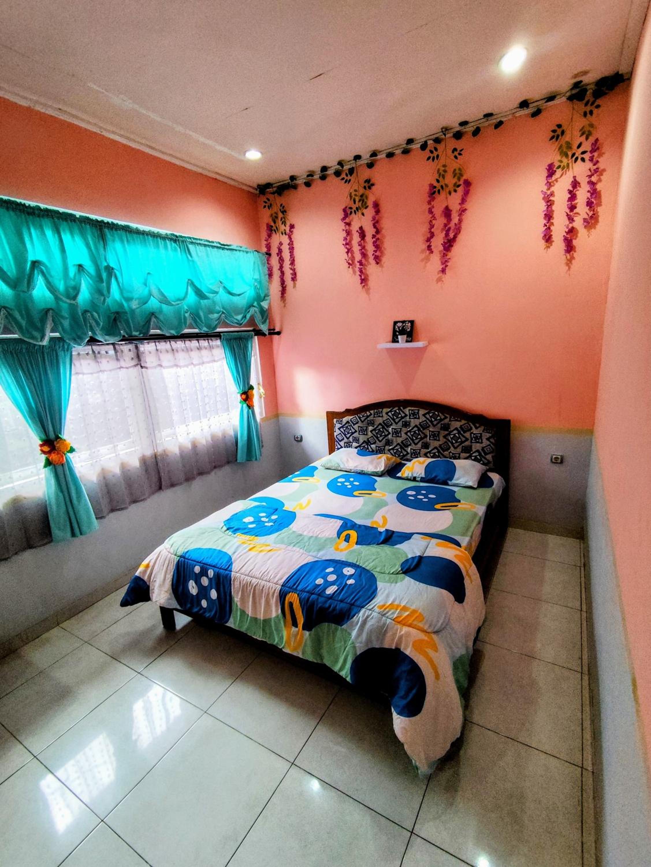 Deluxe Double Room with Bath - Photo 9
