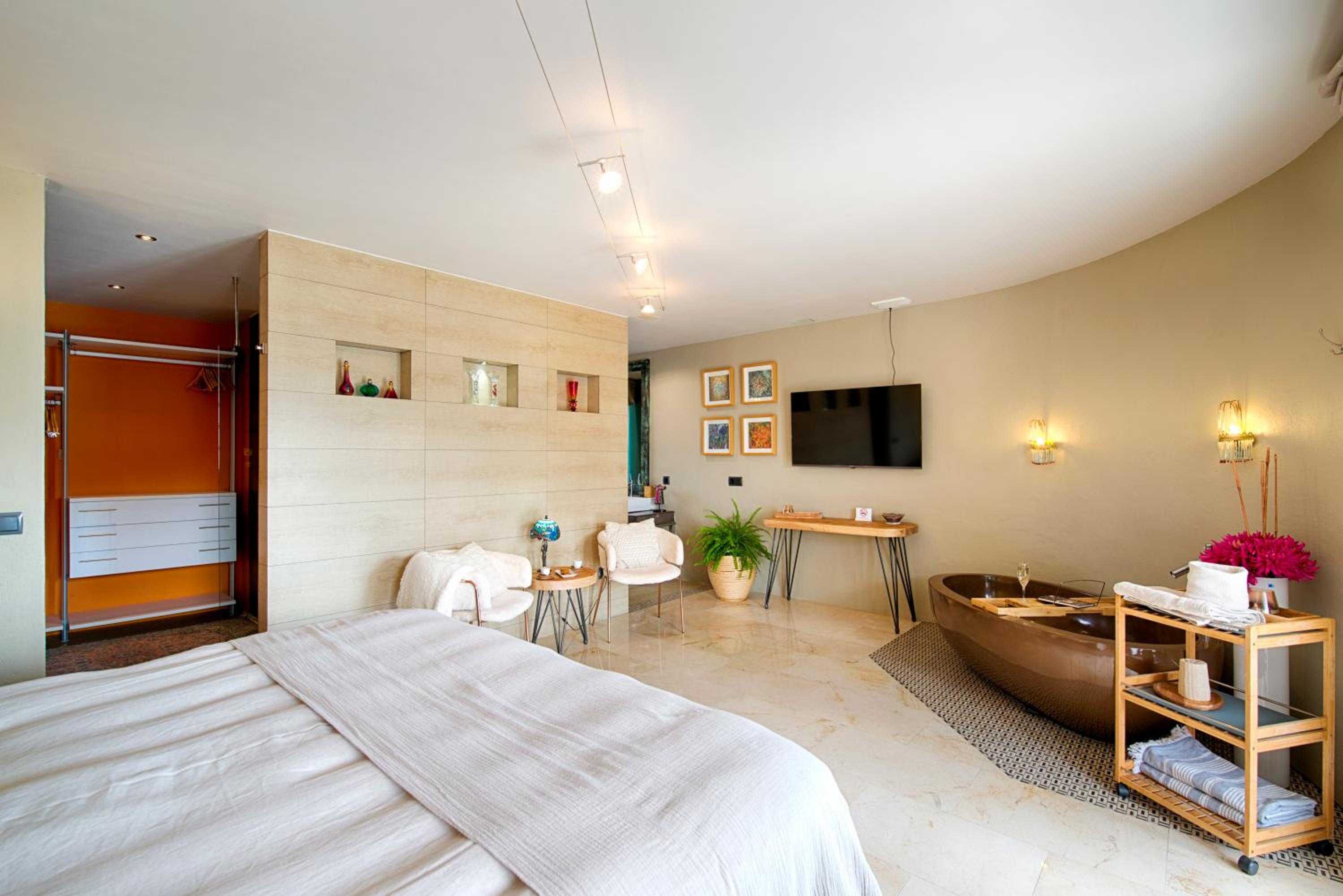 King Room with Roll-In Shower - Disability Access photo 3