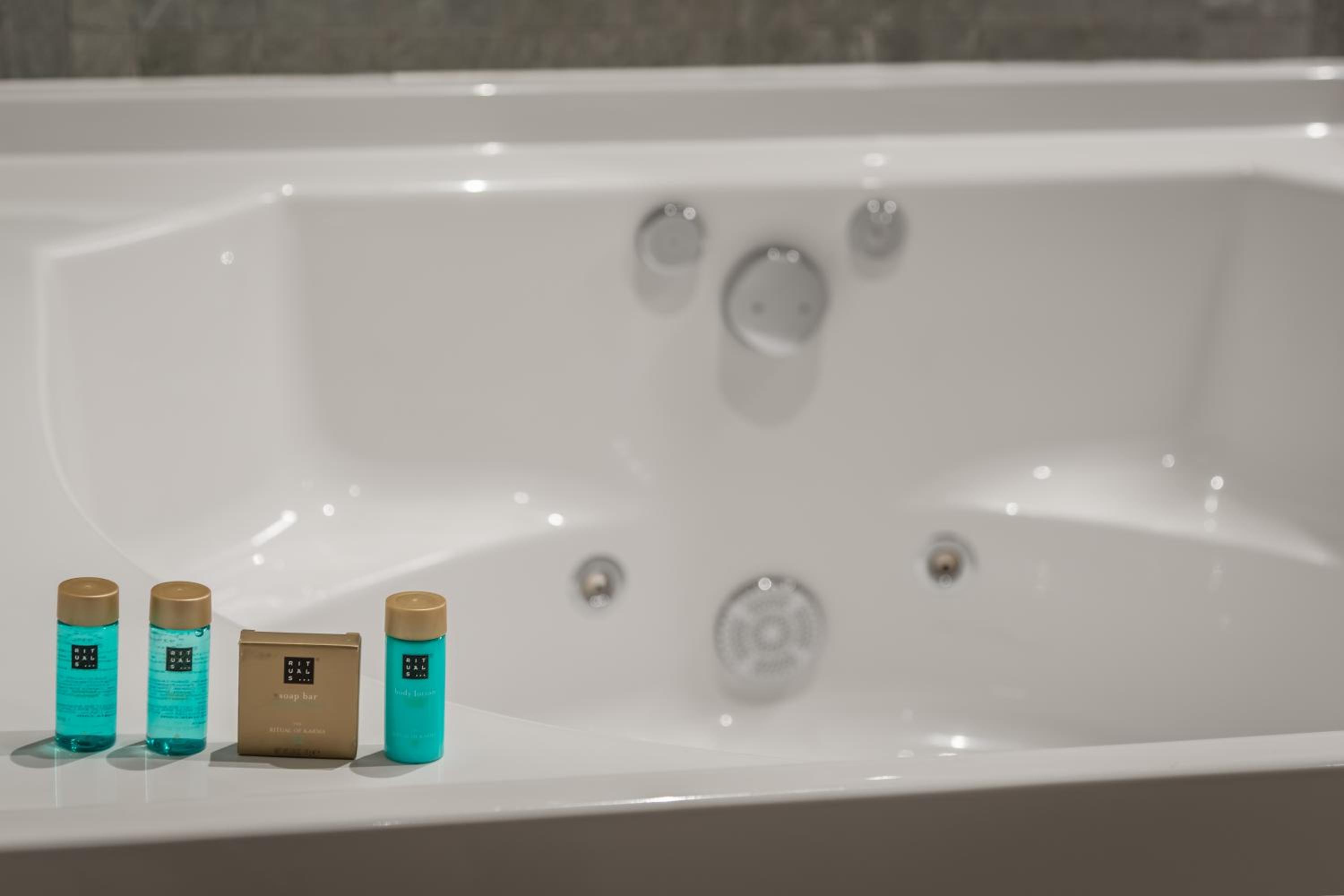 Suite with Spa Bath thumbnail 5