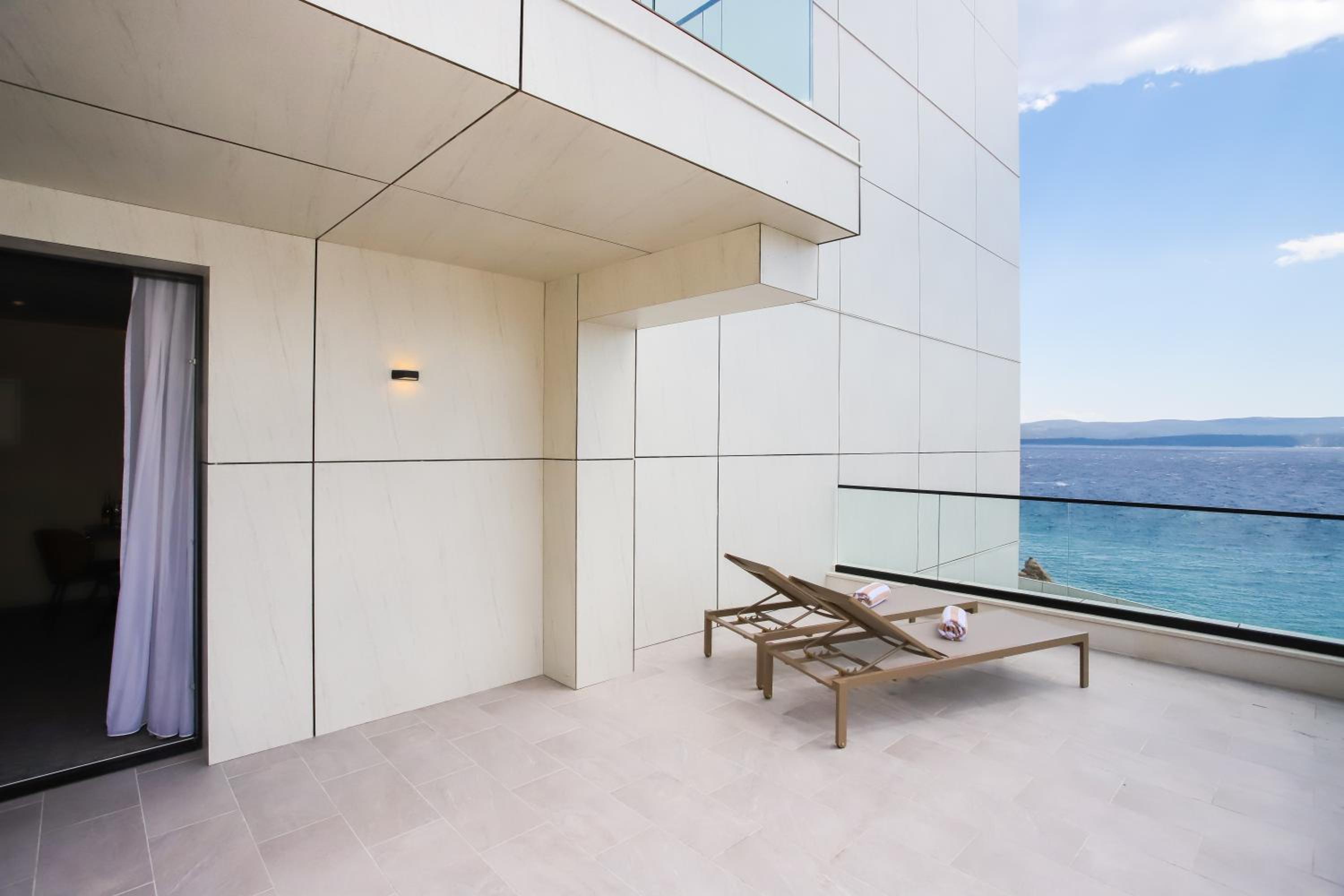 Deluxe Double Room with Balcony and Sea View - Photo 9