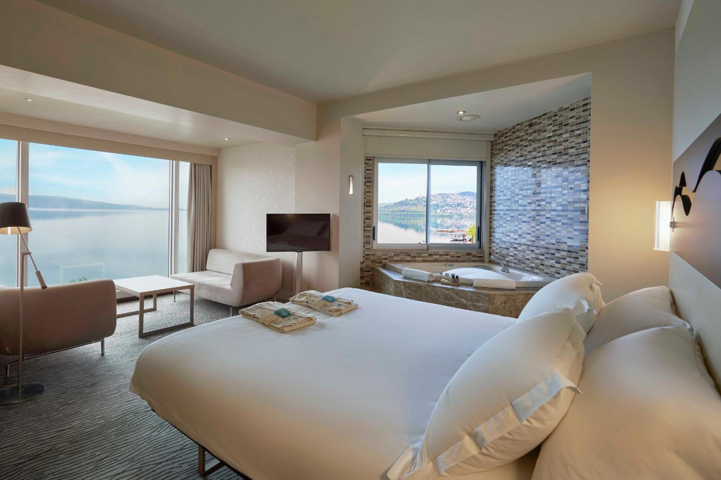 Corner Suite - Photo 4