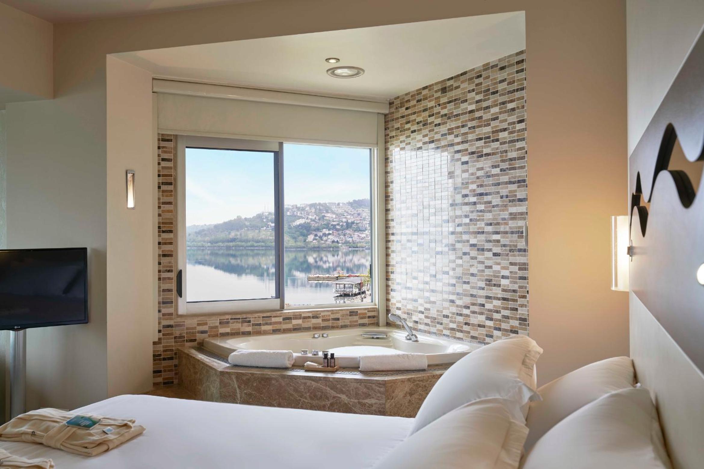 Corner Suite - Photo 5