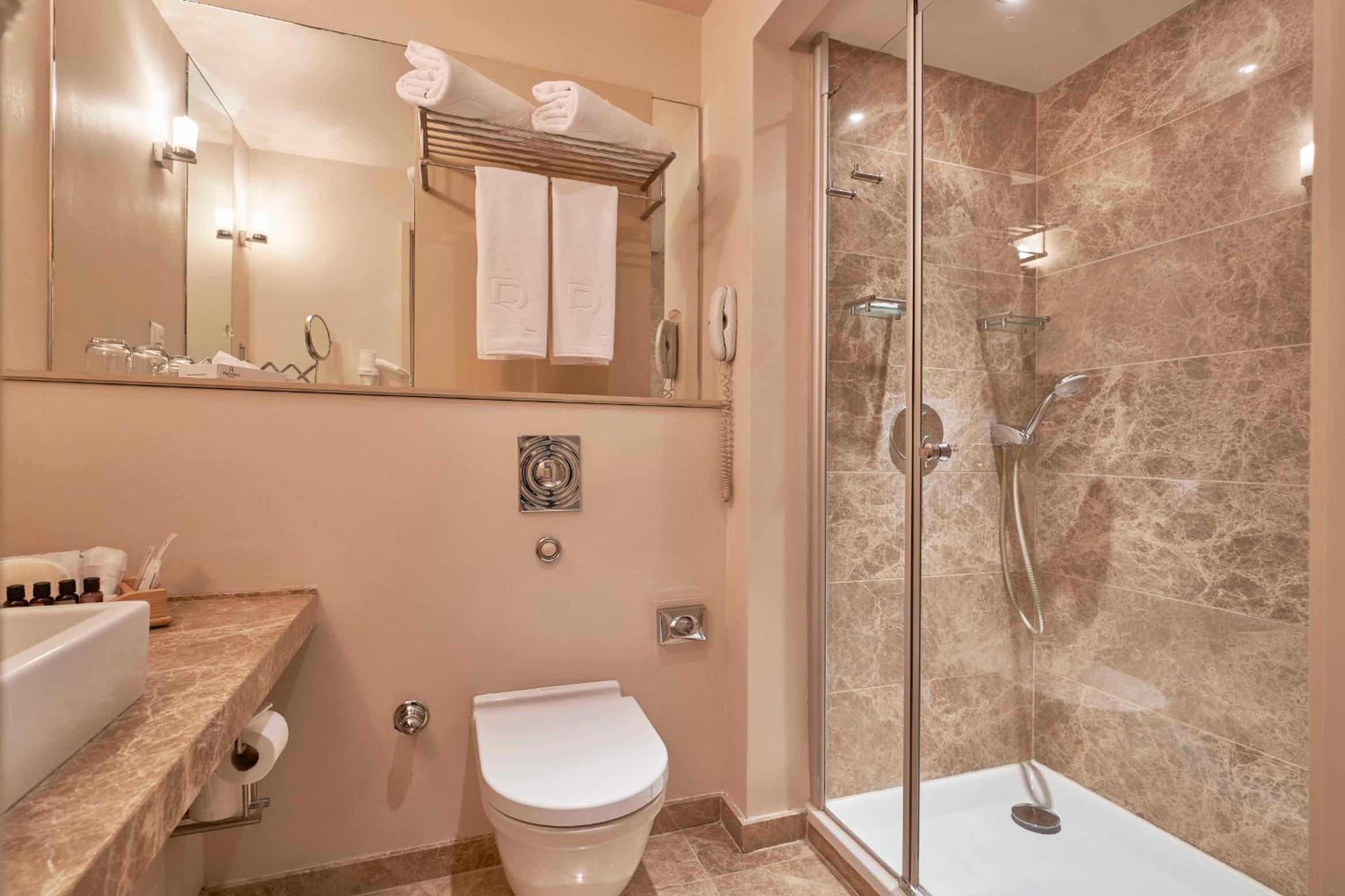 Corner Suite - Photo 2