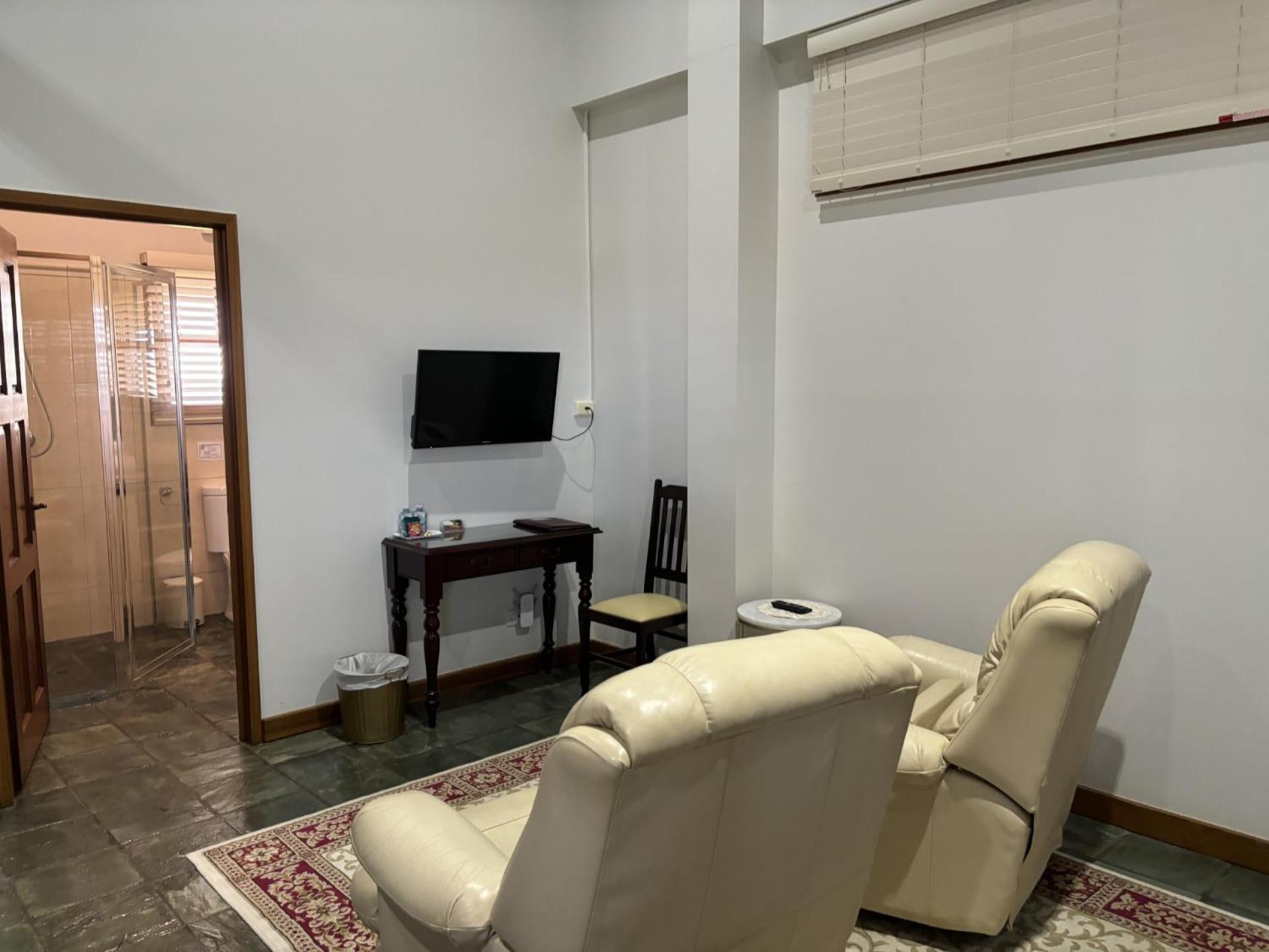 Queen Room photo 2