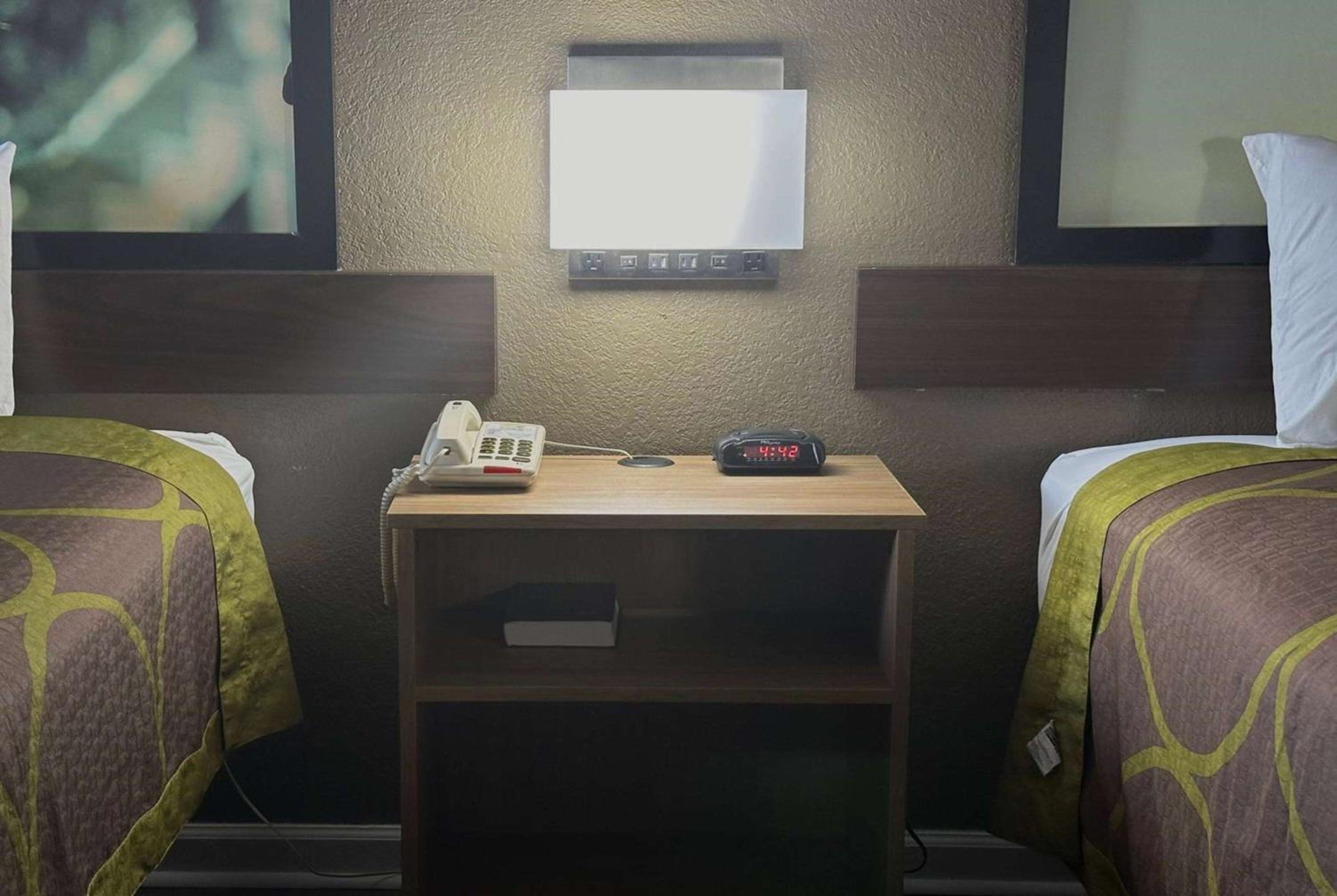 Queen Room with Two Queen Beds - Non-Smoking - Photo 2