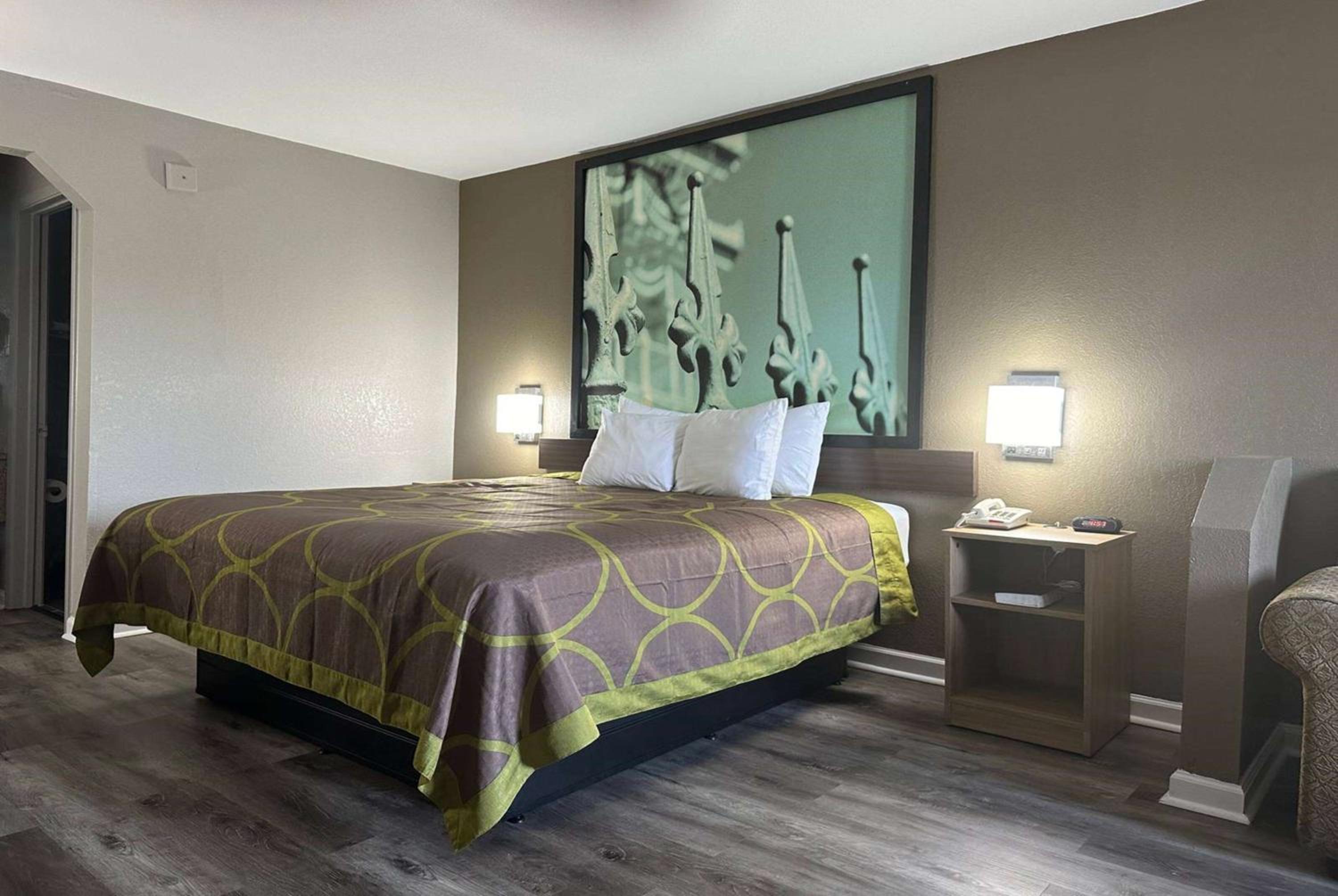King Room - Non-Smoking - Photo 7