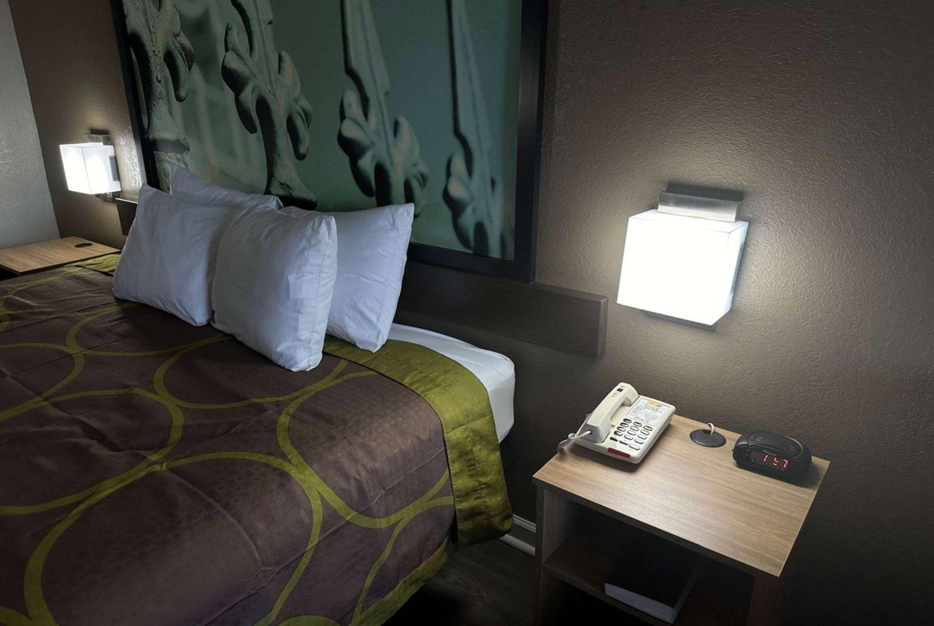 King Room - Non-Smoking - Photo 6
