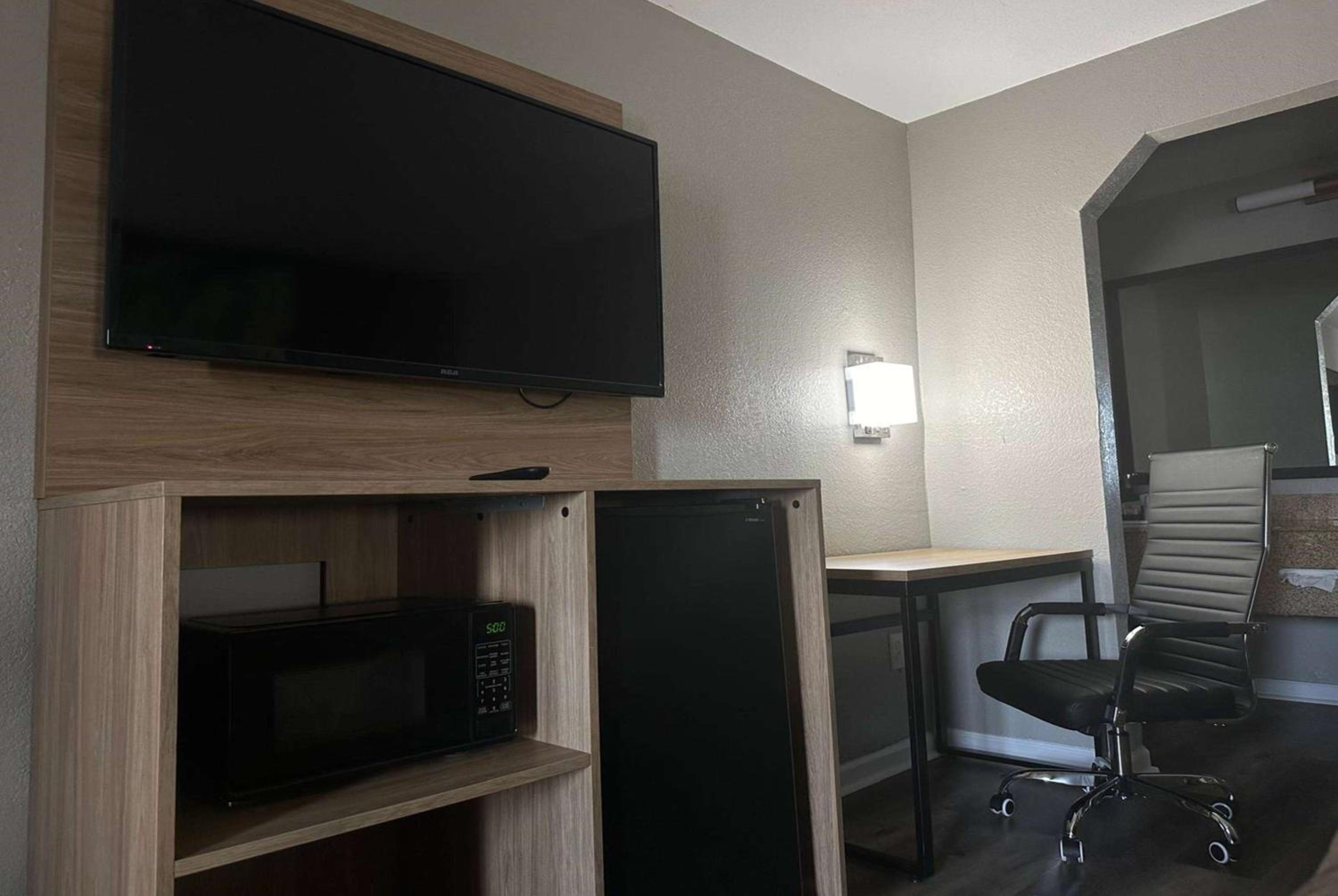 King Room - Non-Smoking - Photo 4