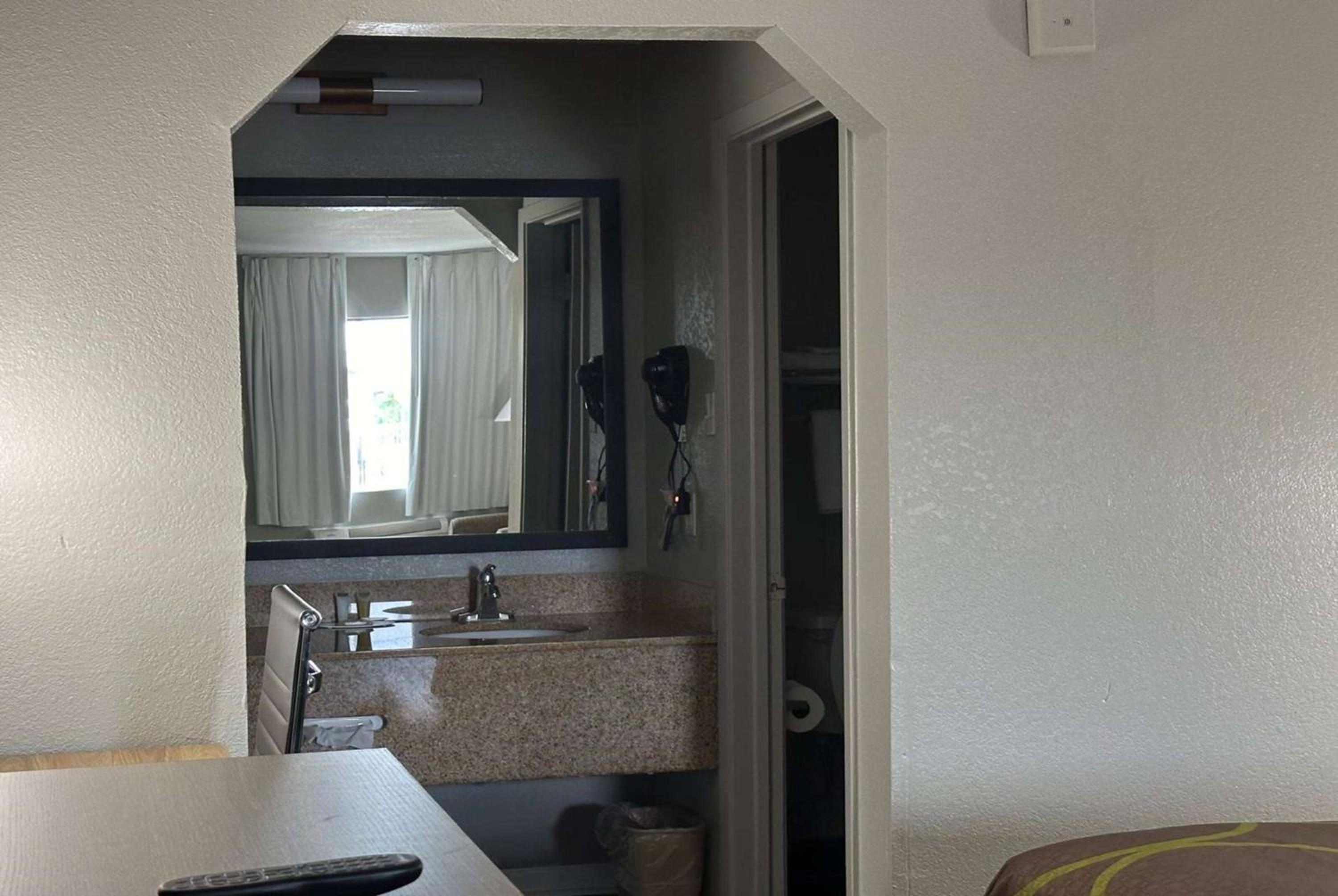King Room - Non-Smoking - Photo 8