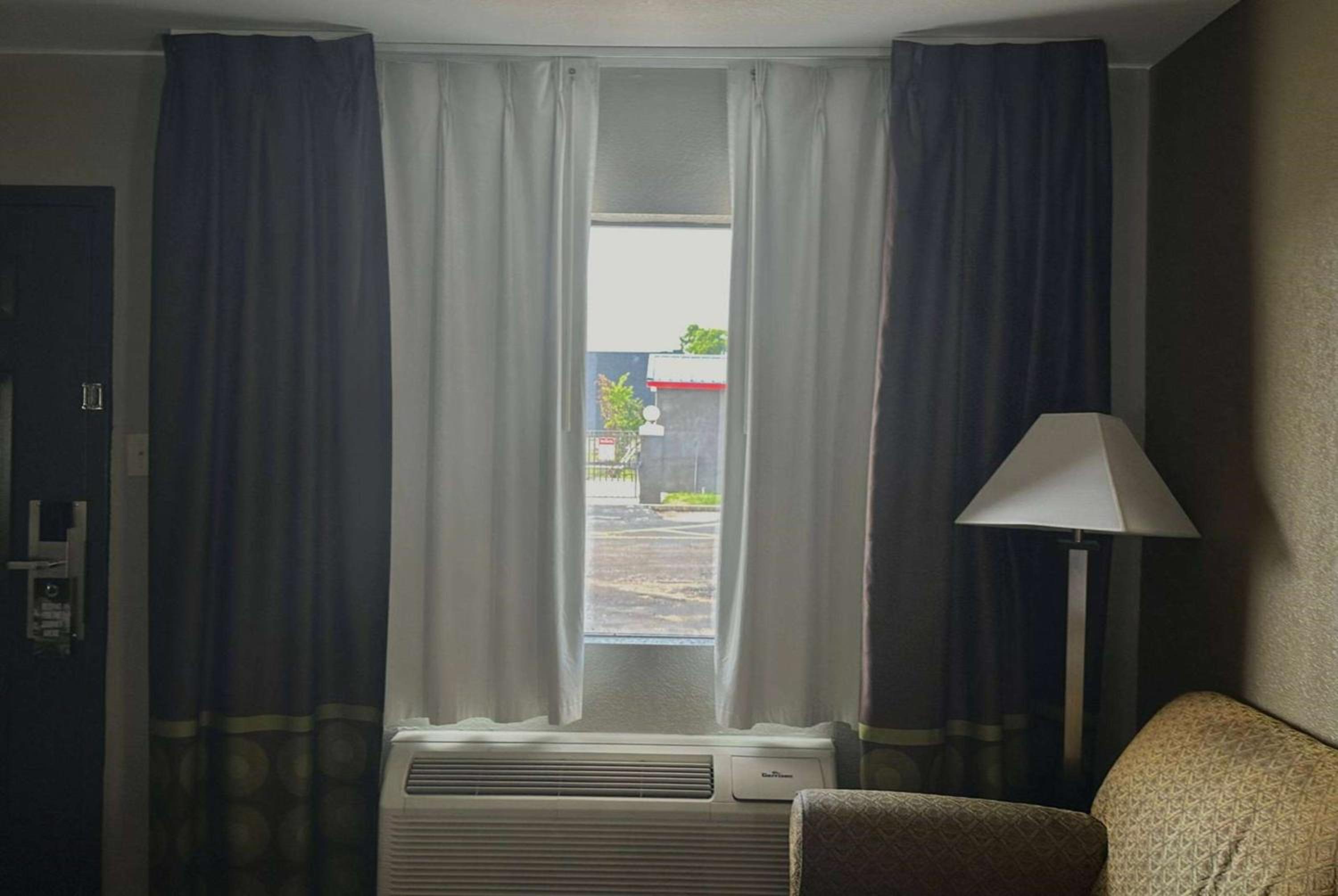Queen Room with Two Queen Beds - Non-Smoking - Photo 7