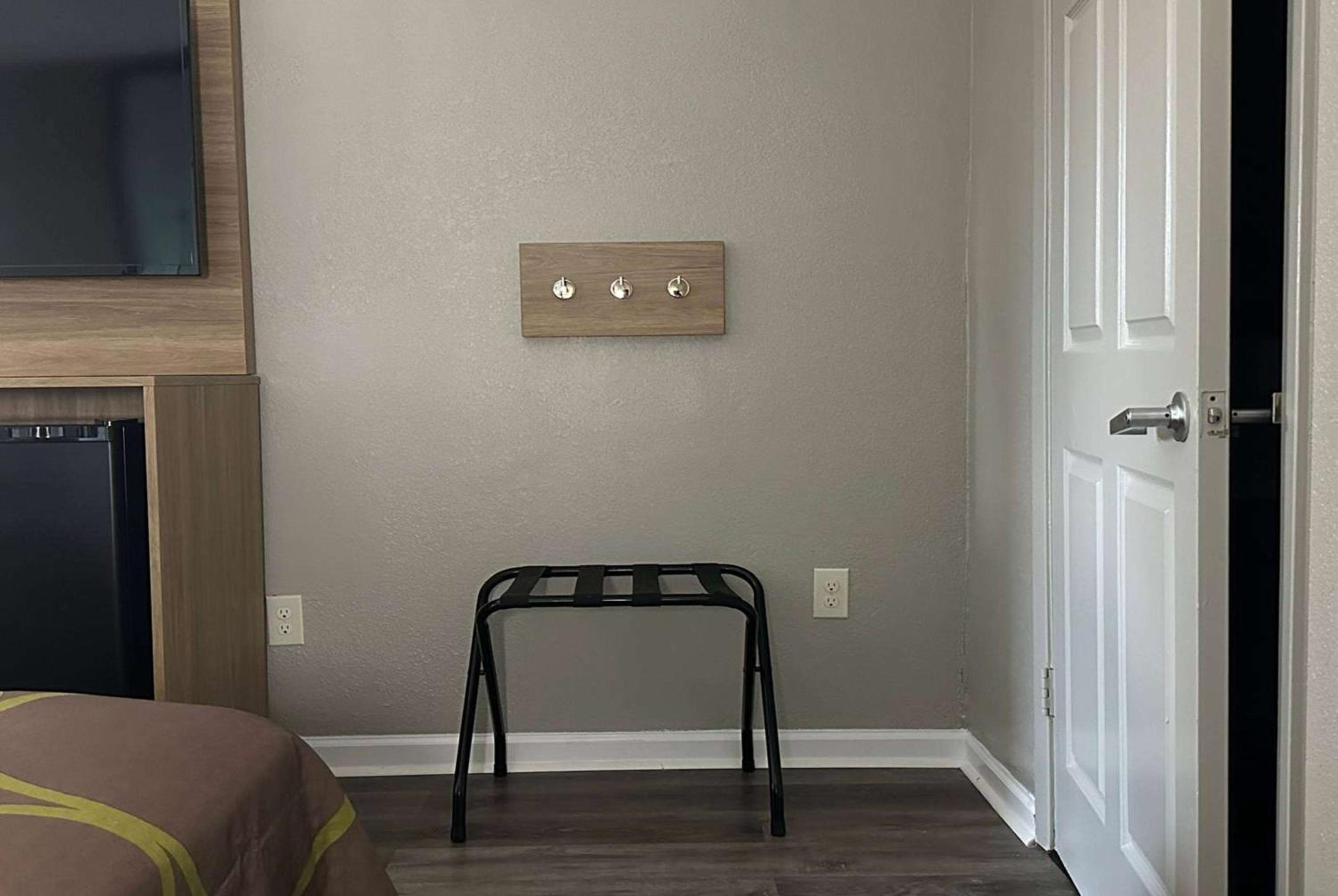 King Room - Mobility Access/Non-Smoking - Photo 7