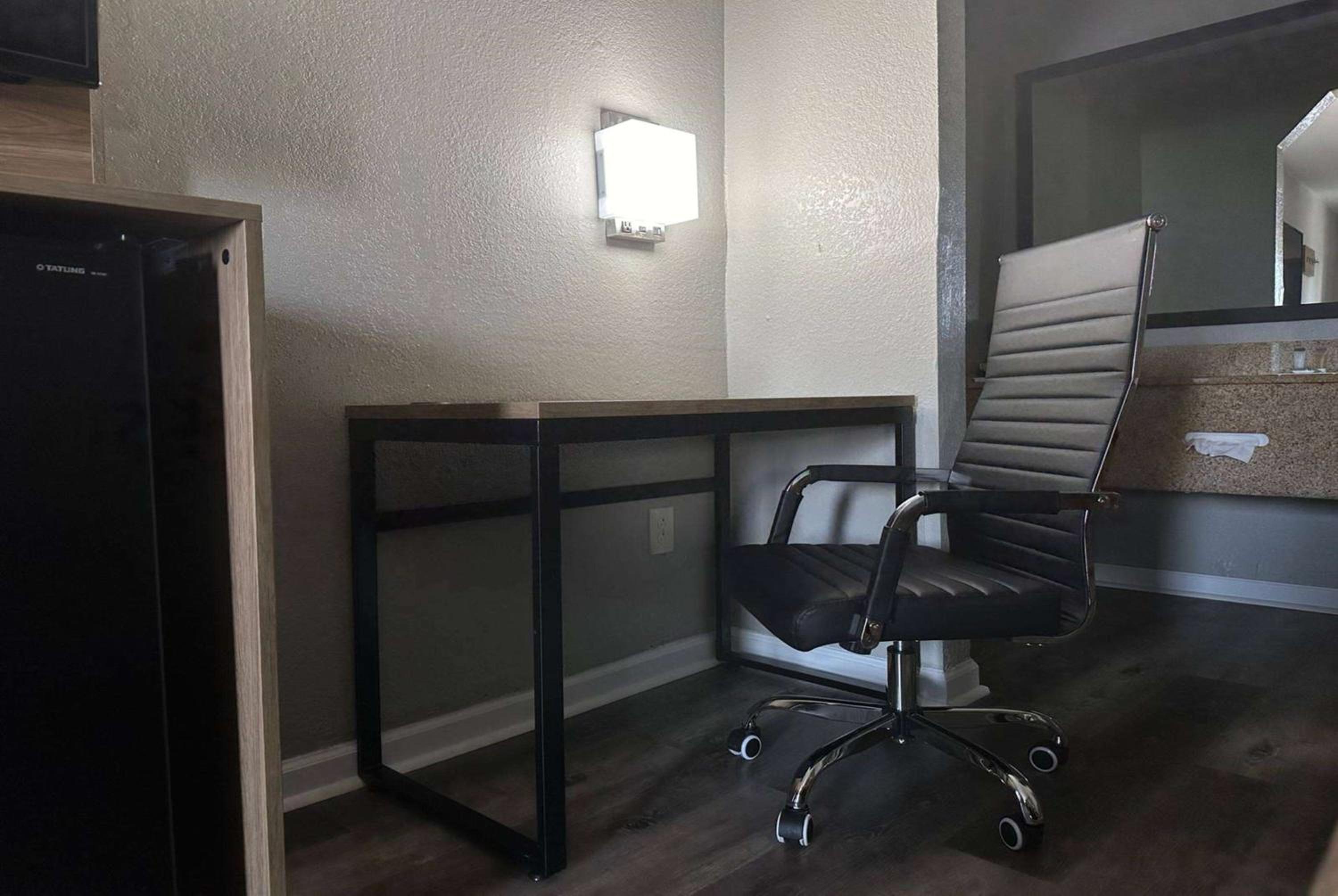 King Room - Non-Smoking - Photo 1