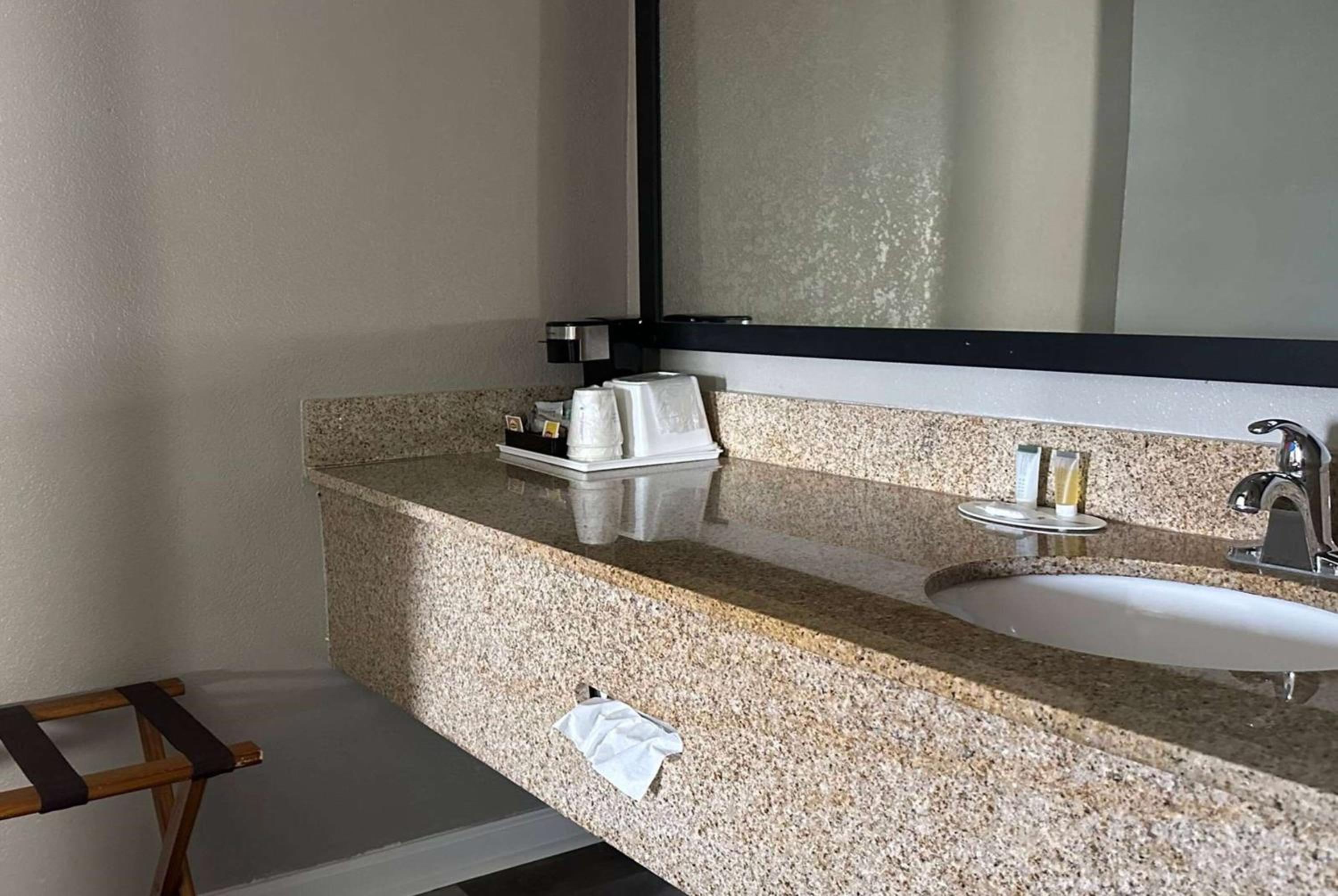 King Room - Non-Smoking - Photo 10