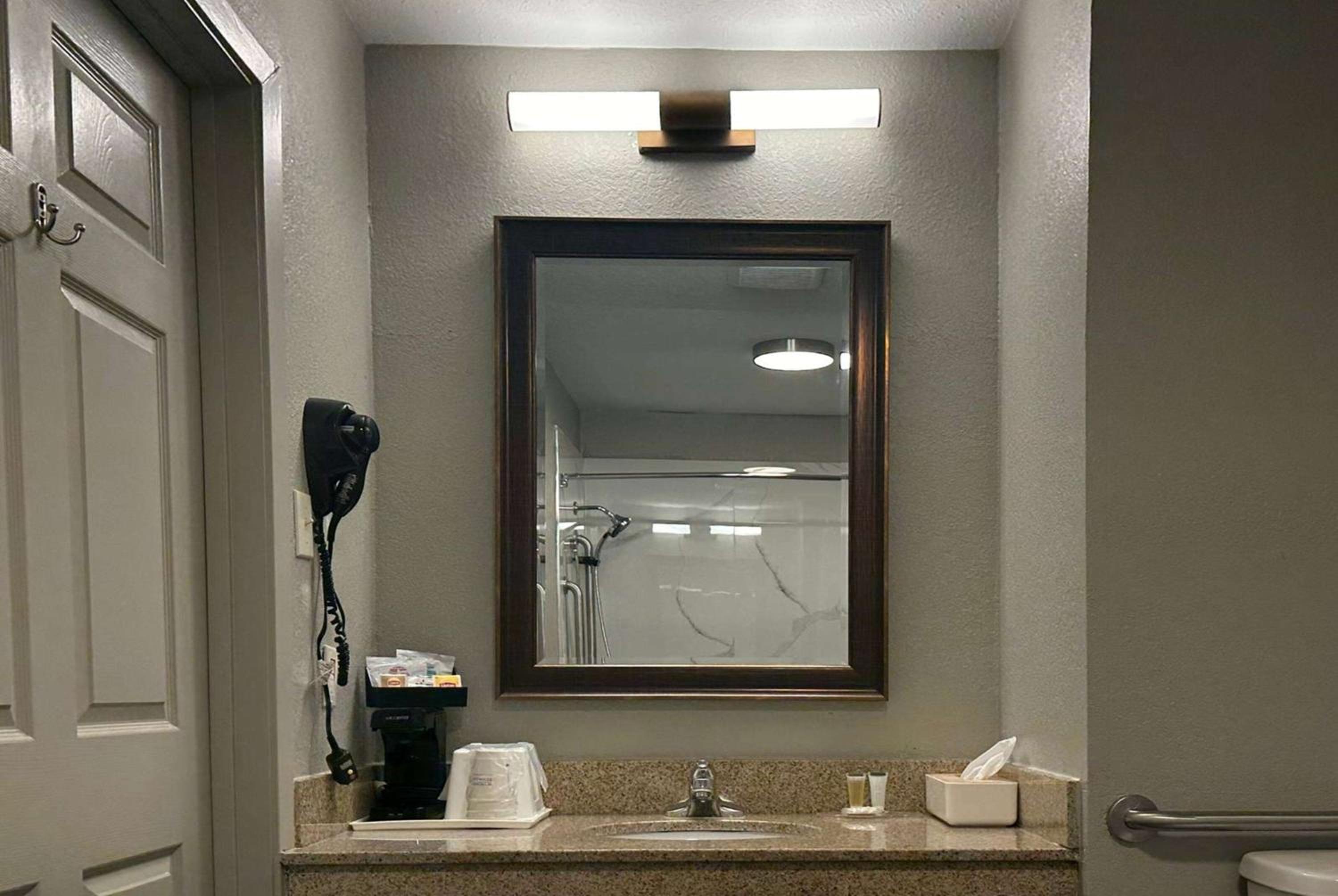 King Room - Mobility Access/Non-Smoking - Photo 9