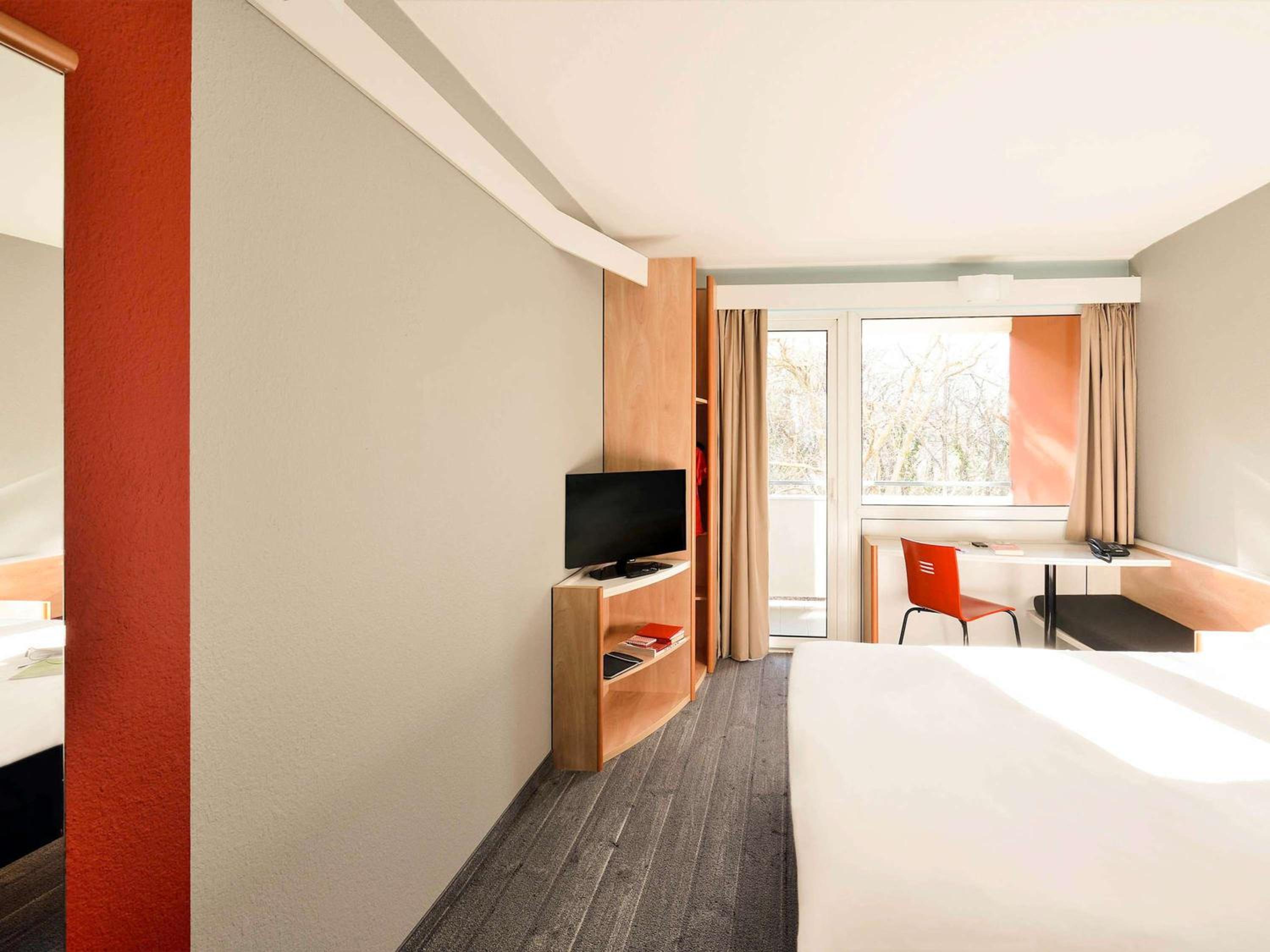 Standard Double Room thumbnail 5