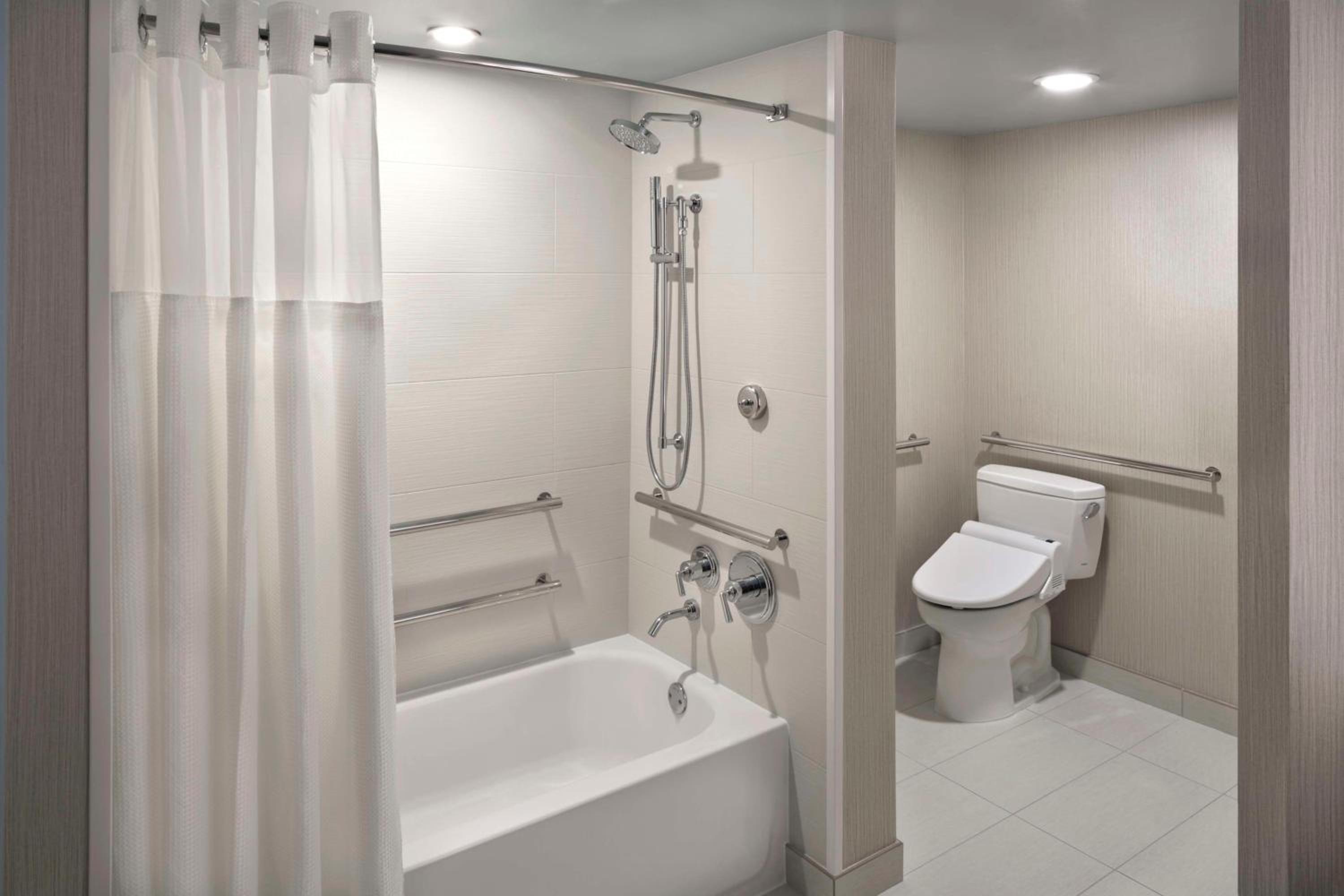Queen Room with Two Queen Beds and Accessible Tub - Disability Access - Photo 4