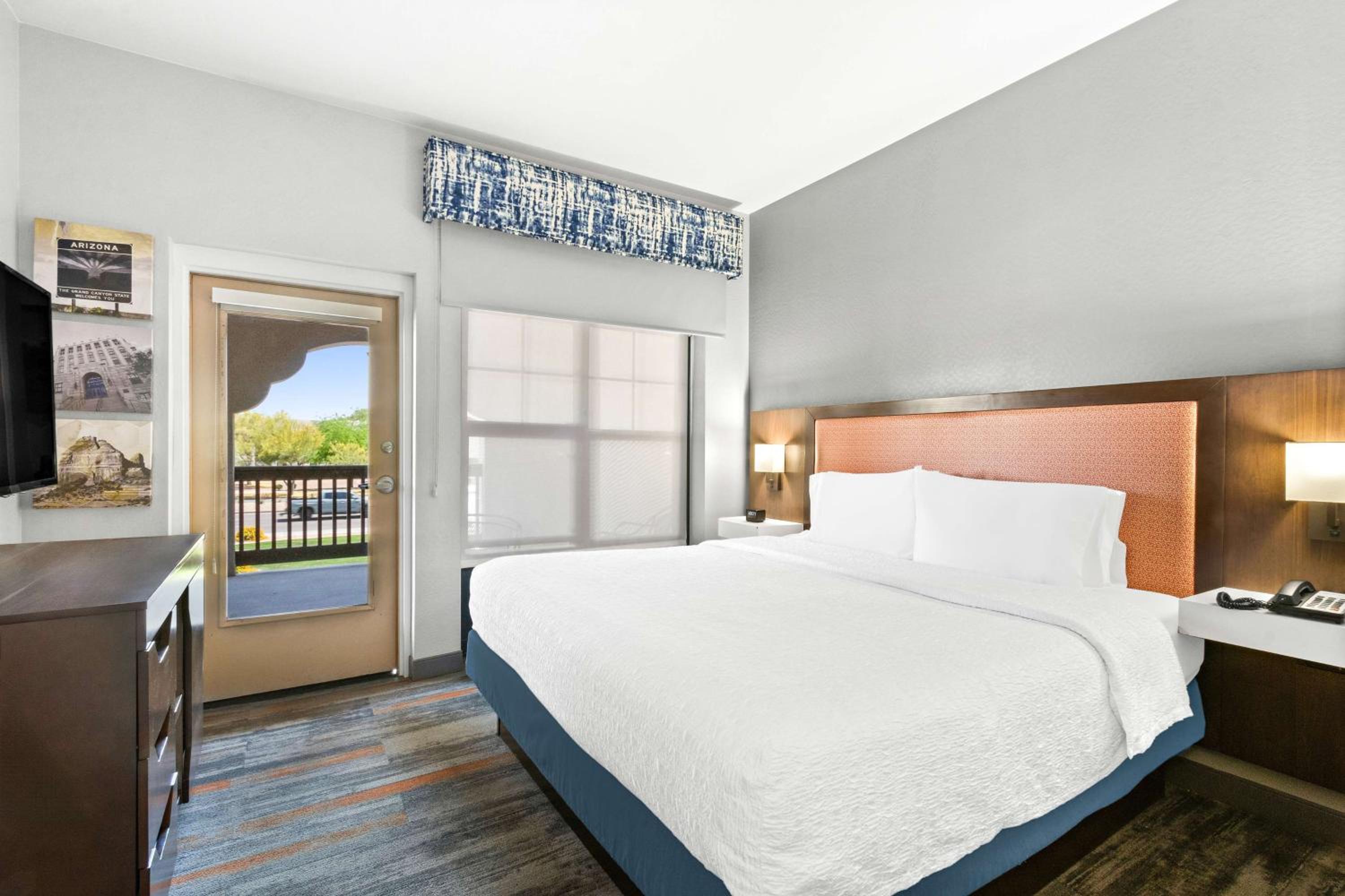 King Suite with Balcony - Photo 2