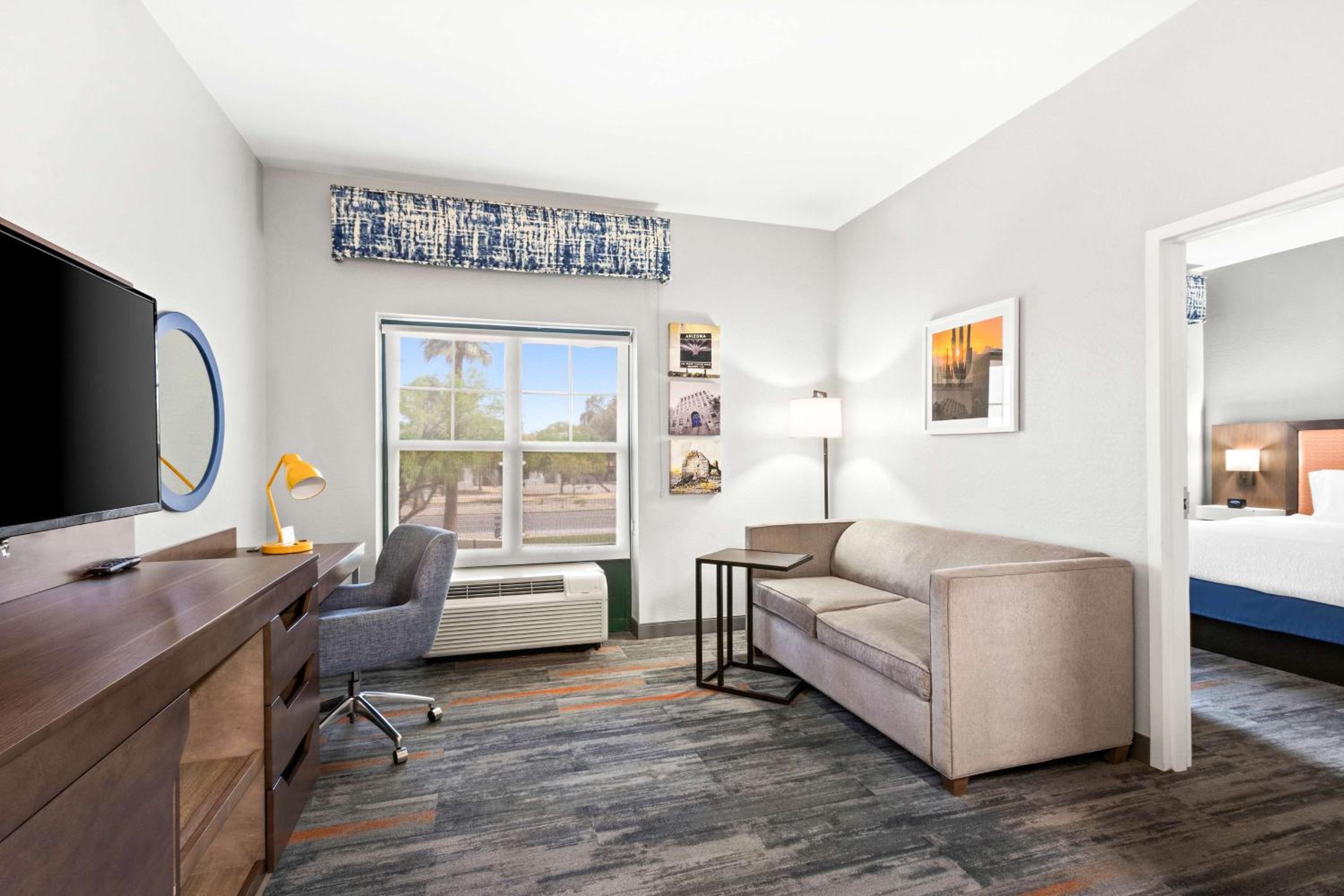 King Suite with Balcony - Photo 3