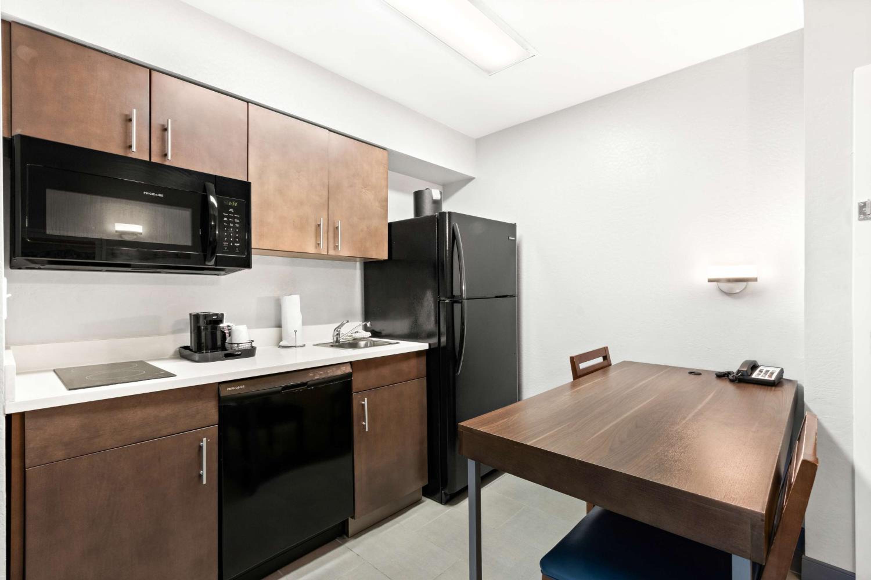 King Suite with Balcony - Photo 4