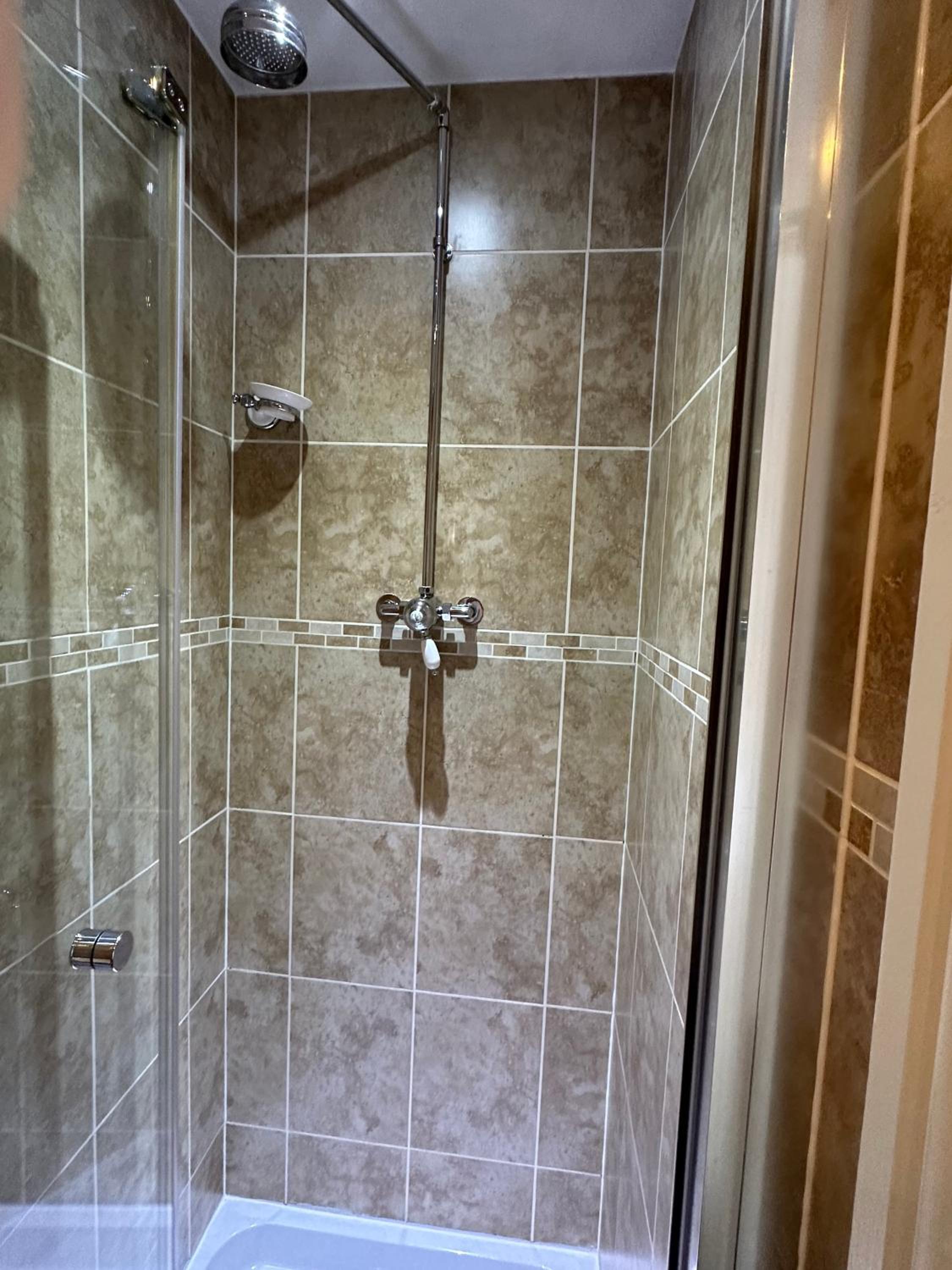 Deluxe Double/Triple Room Ensuite - Photo 12