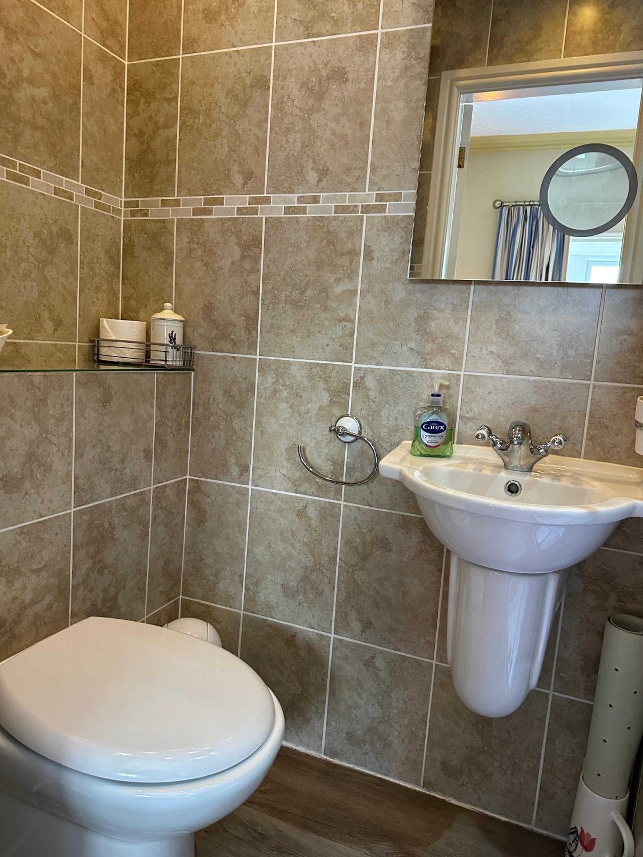 Deluxe Double/Triple Room Ensuite - Photo 2