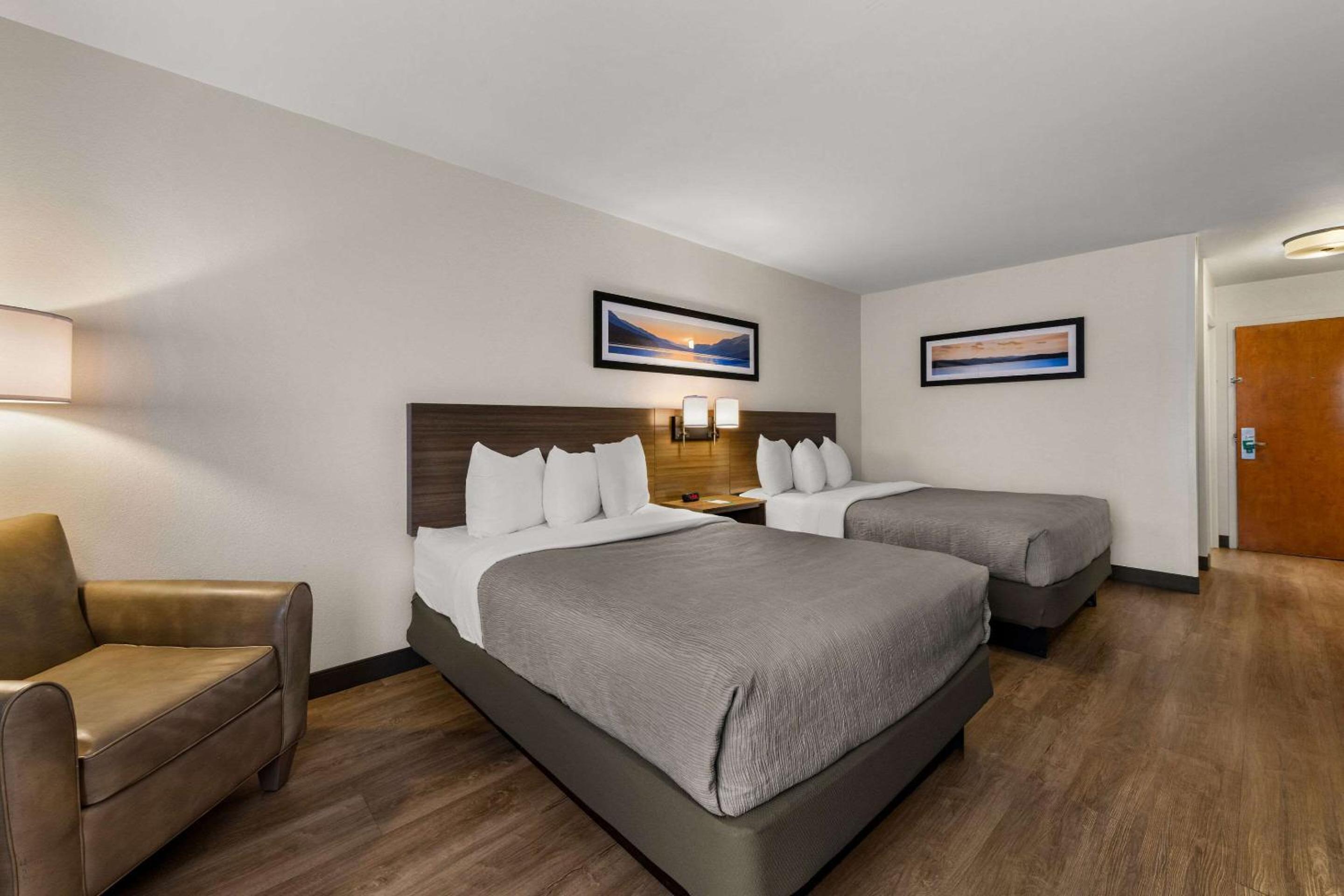 Double Room with Two Double Beds - Photo 2
