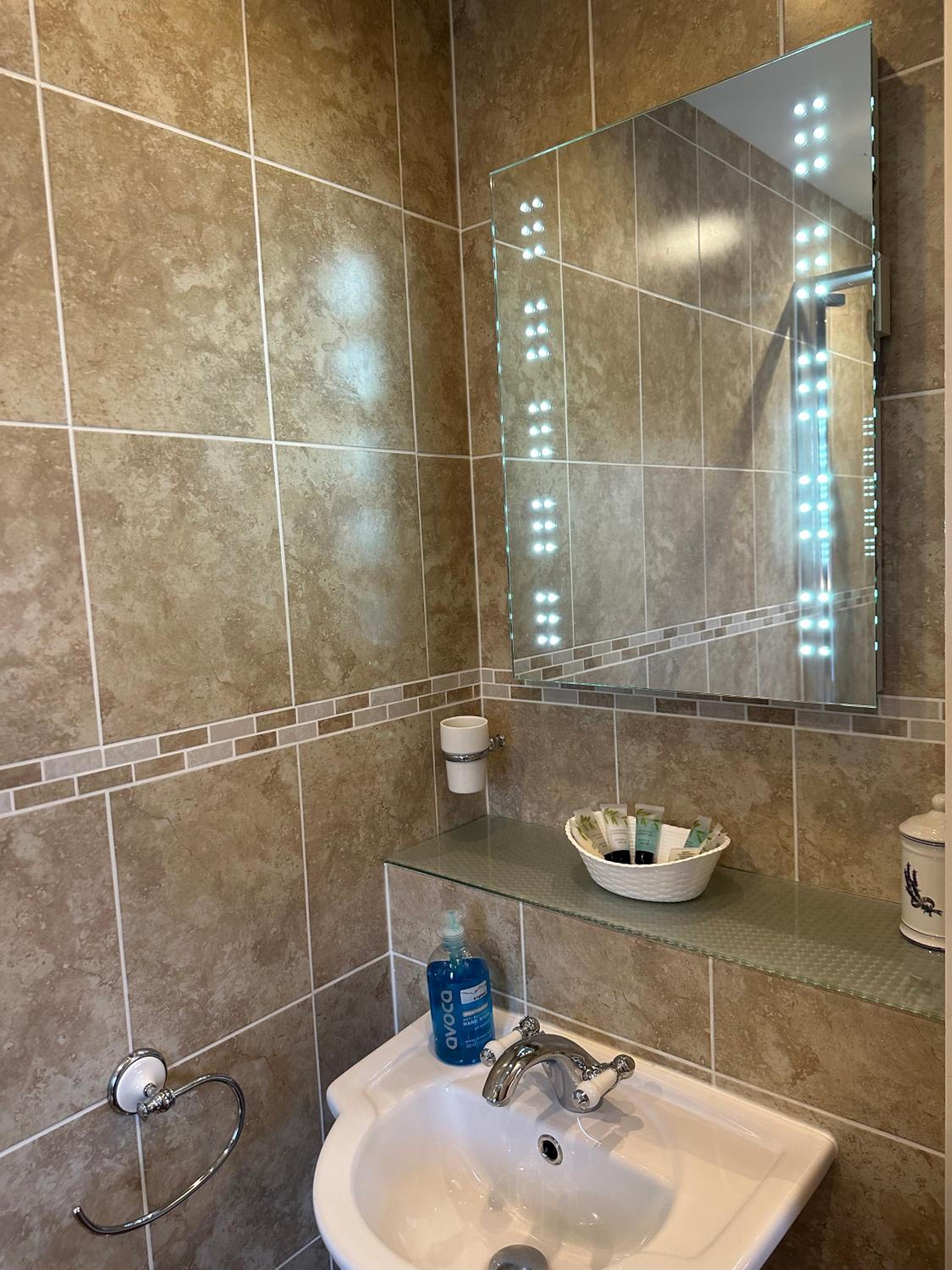 Deluxe Double/Triple Room Ensuite - Photo 3