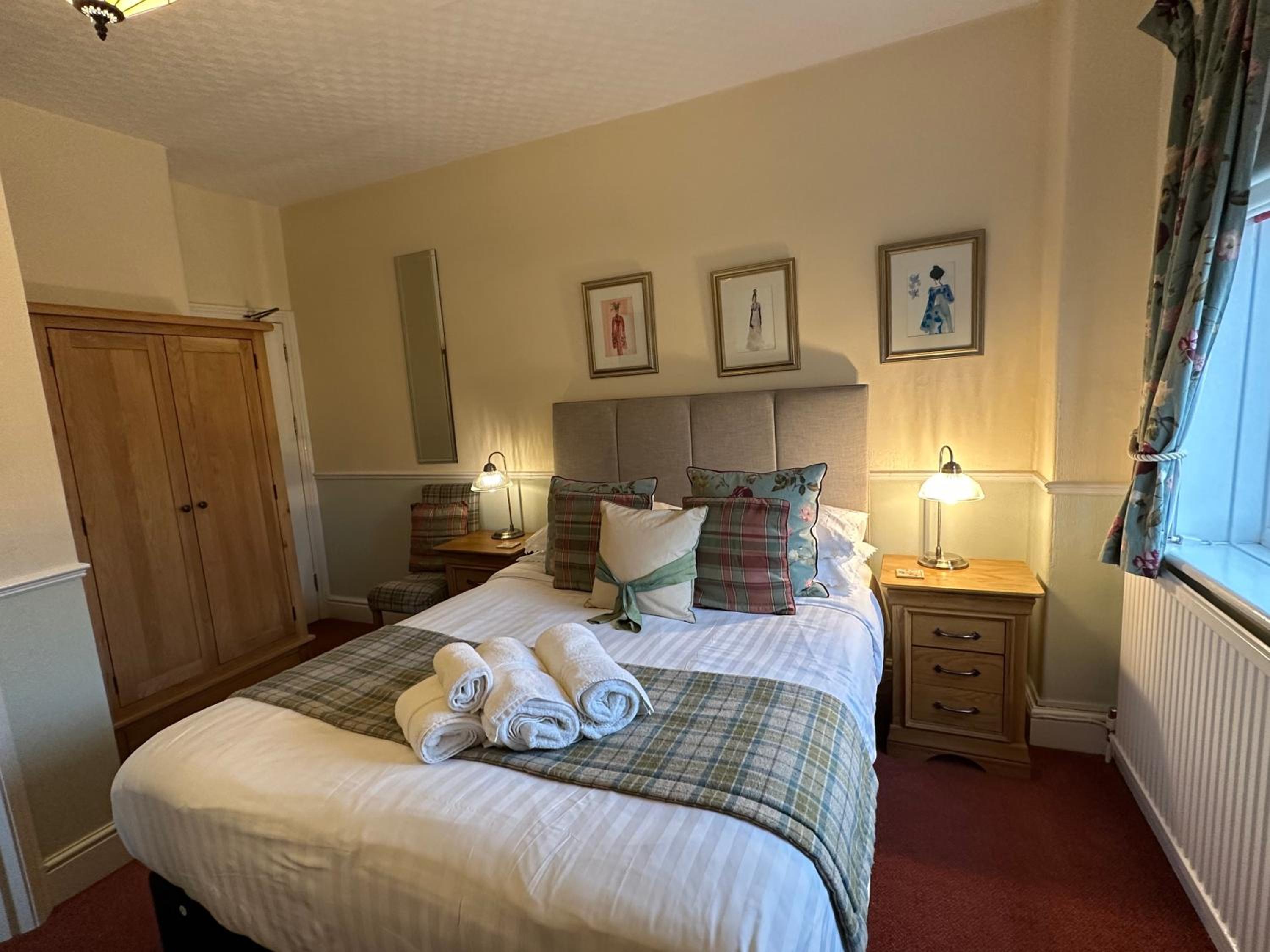Deluxe Double/Triple Room Ensuite - Photo 5
