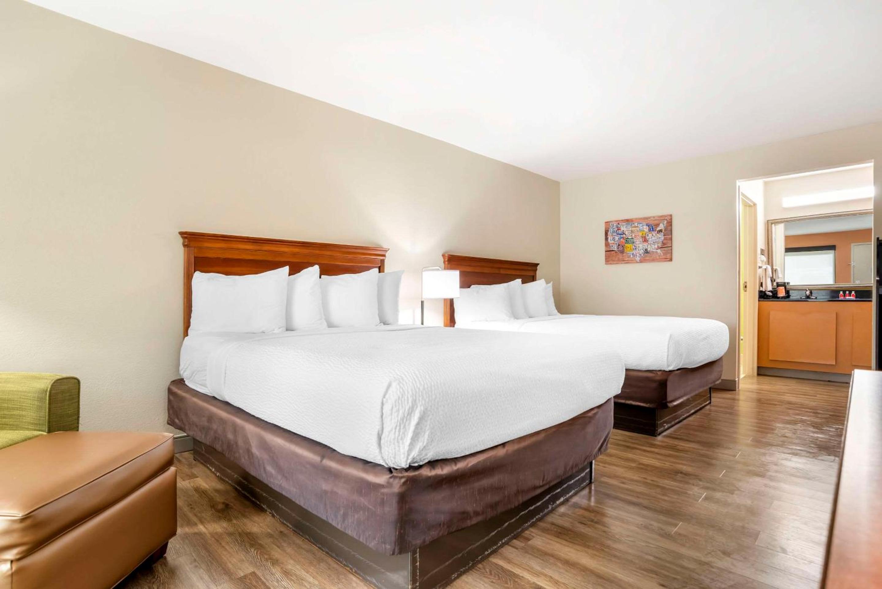 Queen Room with Two Queen Beds - Non-Smoking - Photo 1
