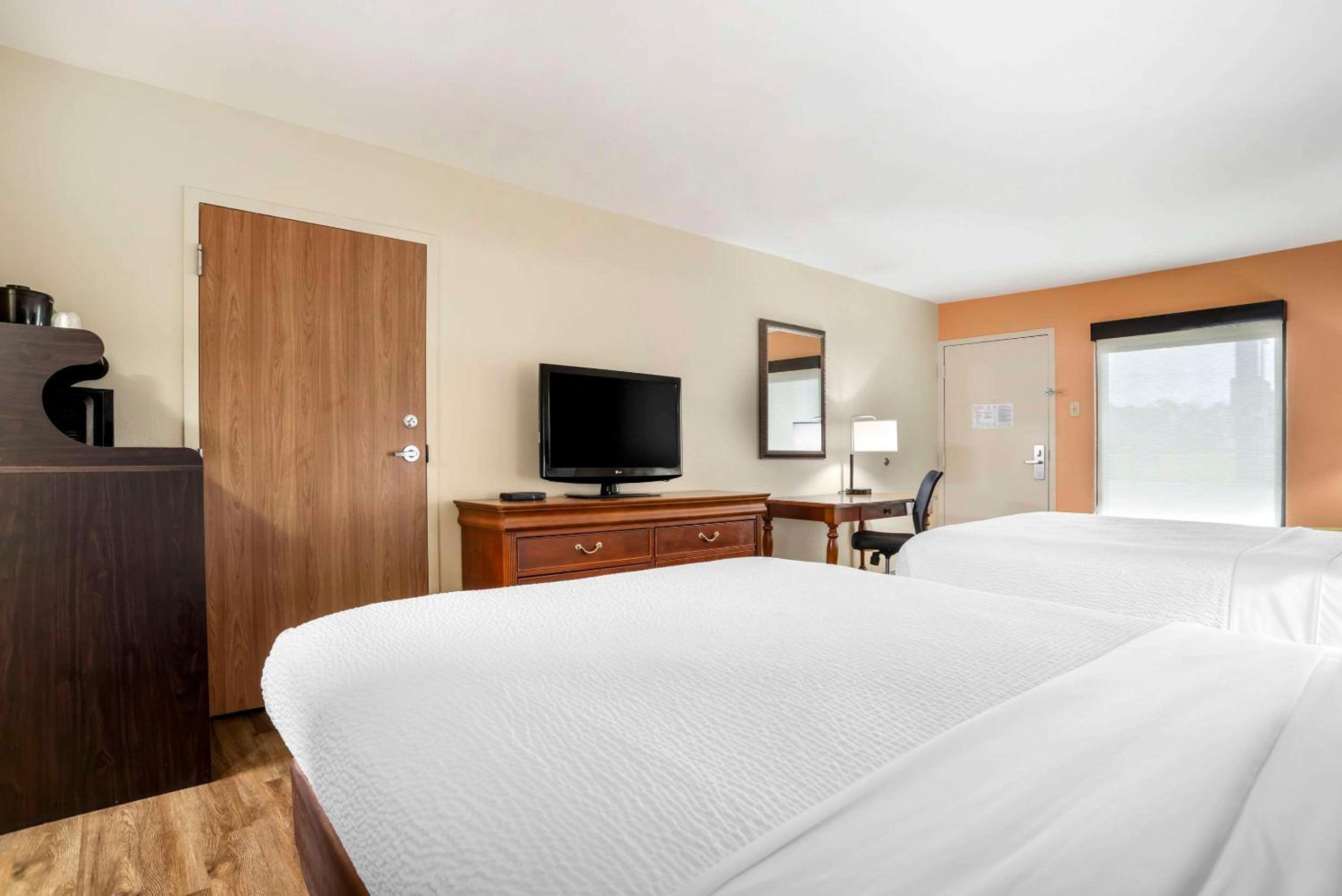 Queen Room with Two Queen Beds - Non-Smoking - Photo 3