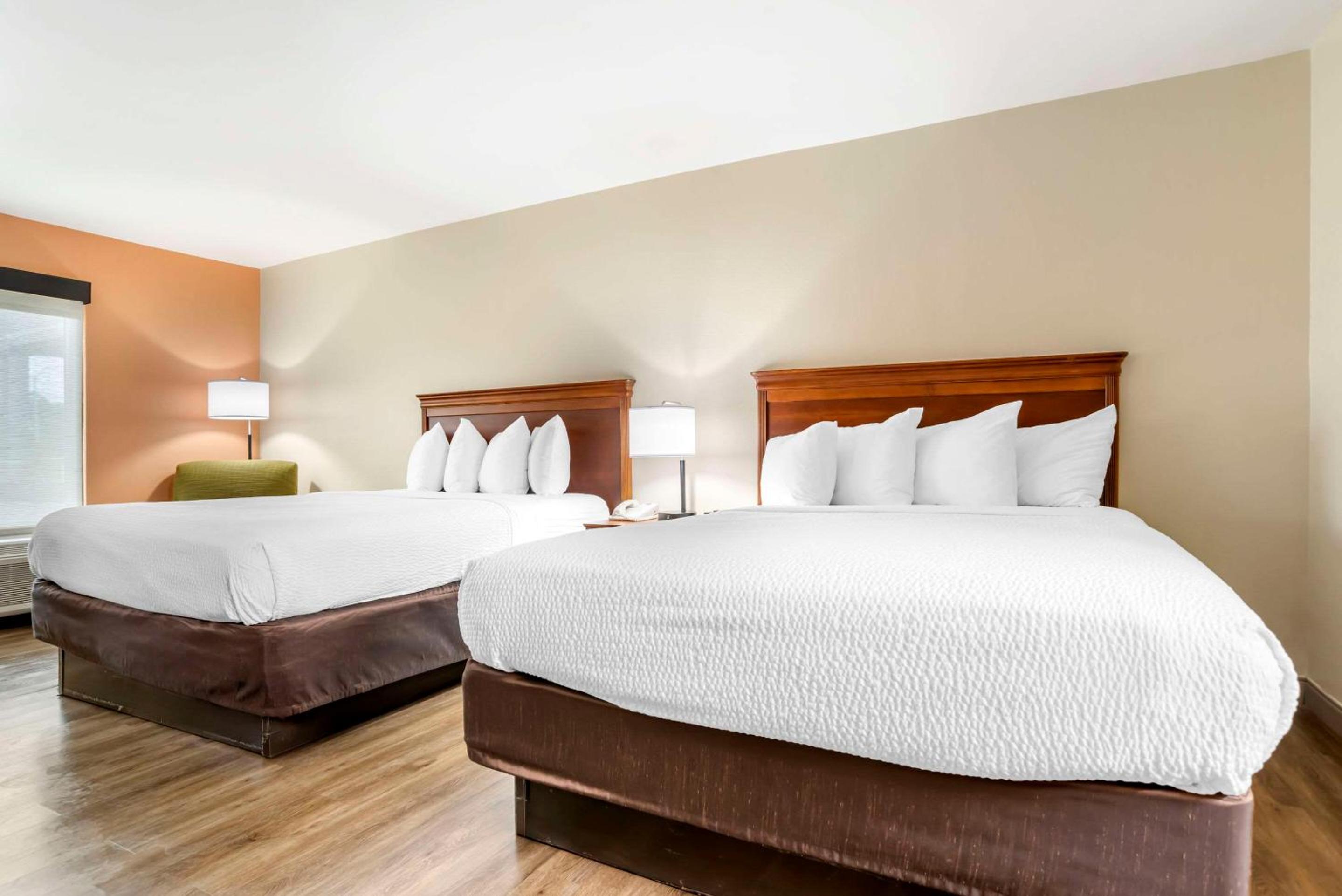 Queen Room with Two Queen Beds - Non-Smoking - Photo 2