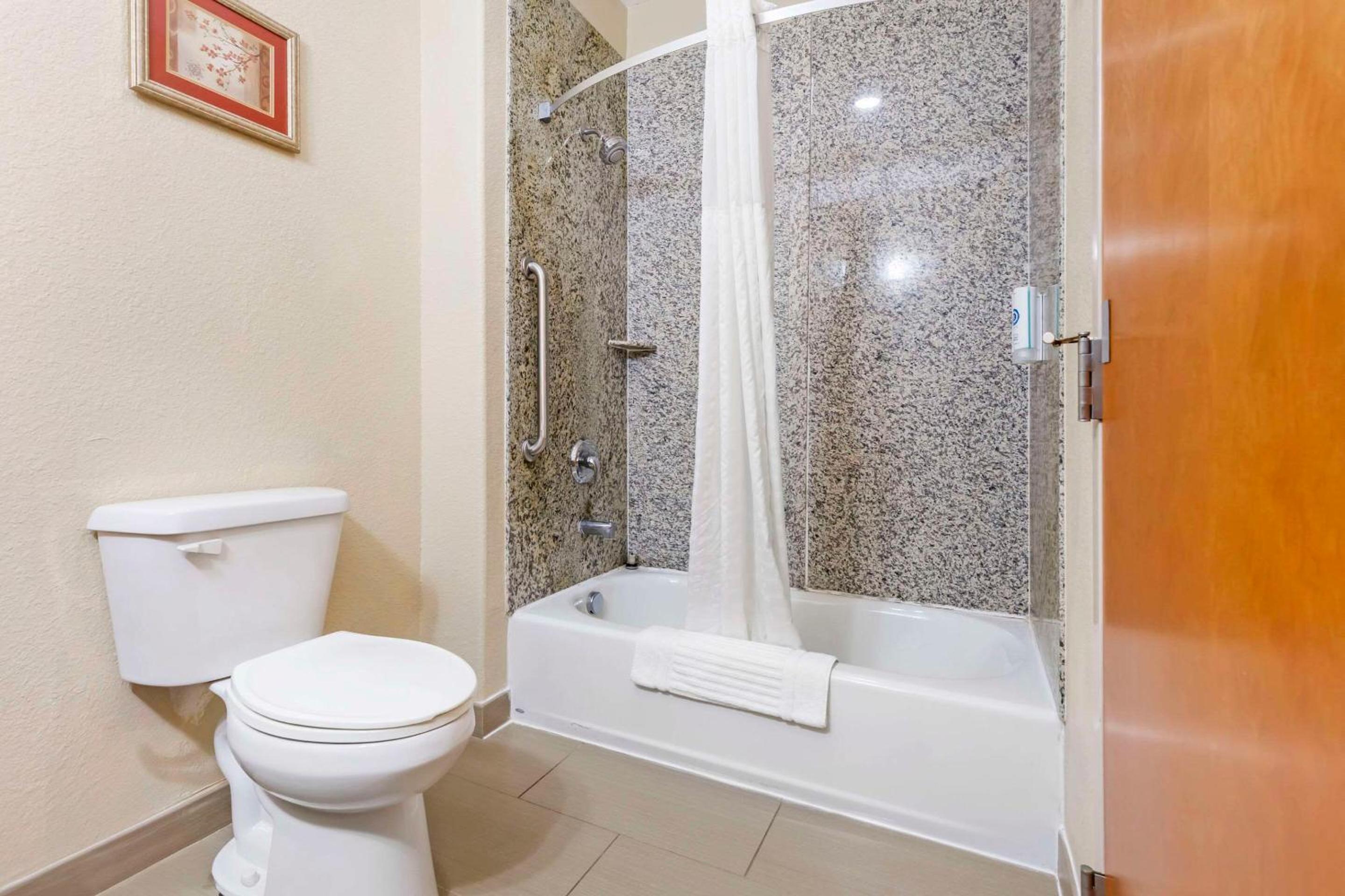 King Suite - Non-Smoking - Photo 2