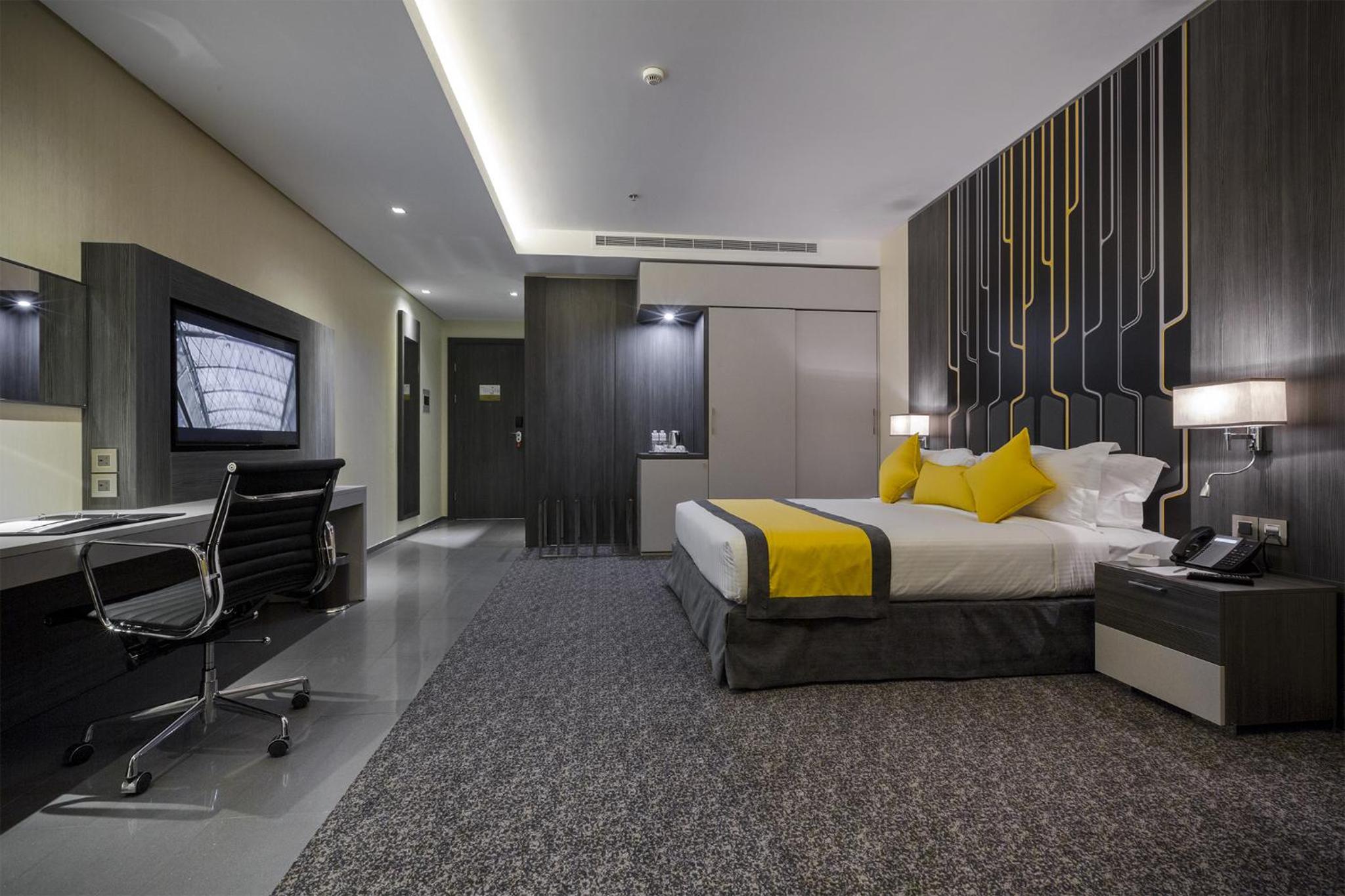 Standard King Room thumbnail 5