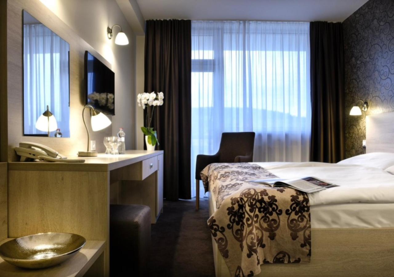 Double or Twin Room with free access to the pool - Photo 1
