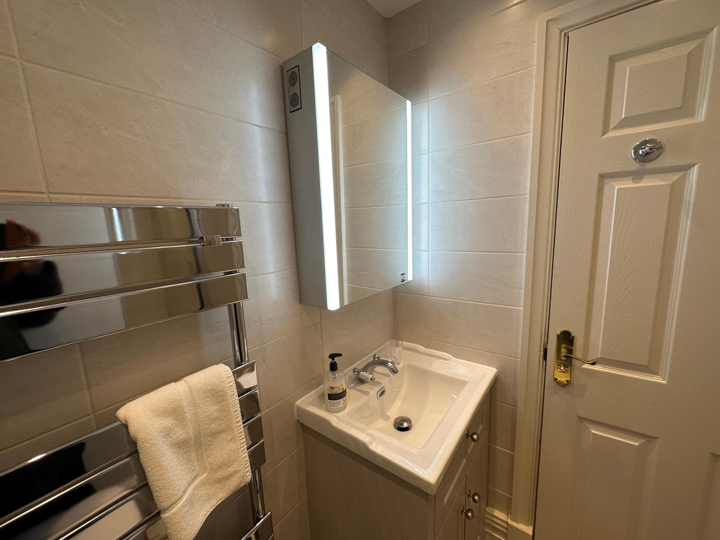 Double Room with Shower - Photo 18