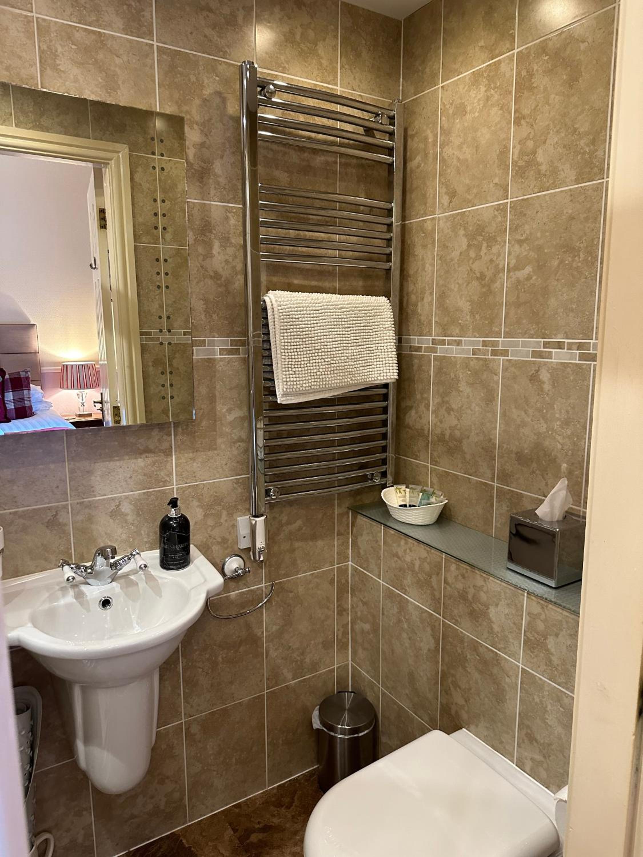 Double Room with Shower - Photo 16