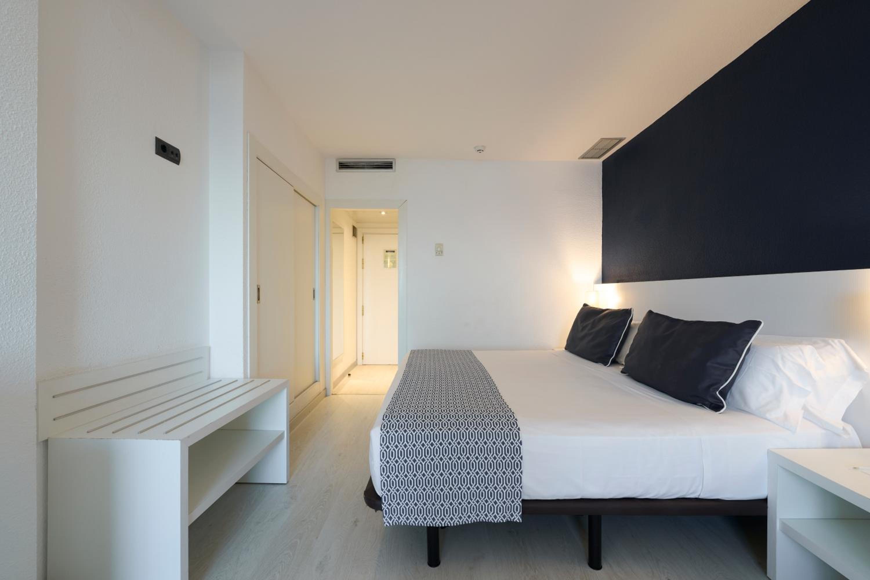 Double Room Terrace with Pool View - Photo 1