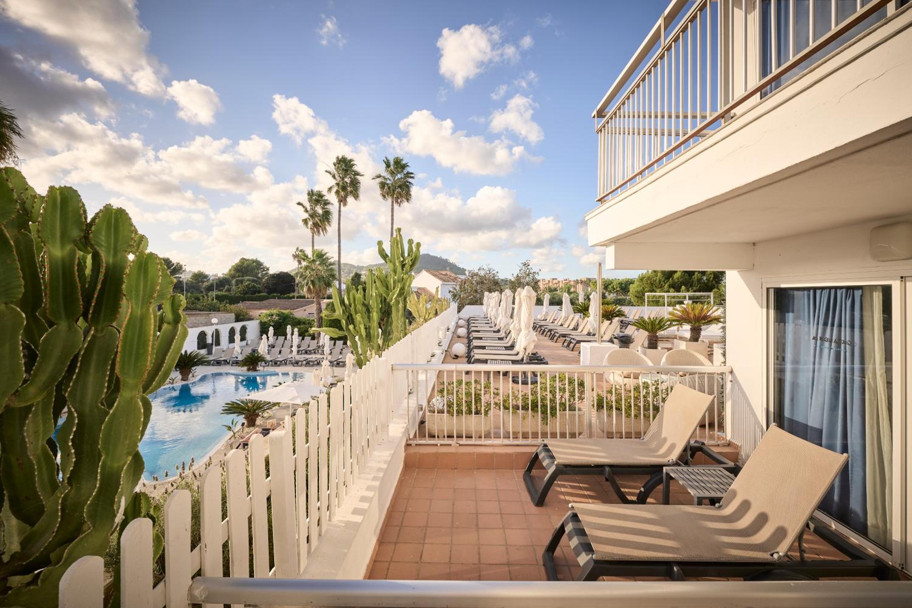 Double Room Terrace with Pool View - Photo 4