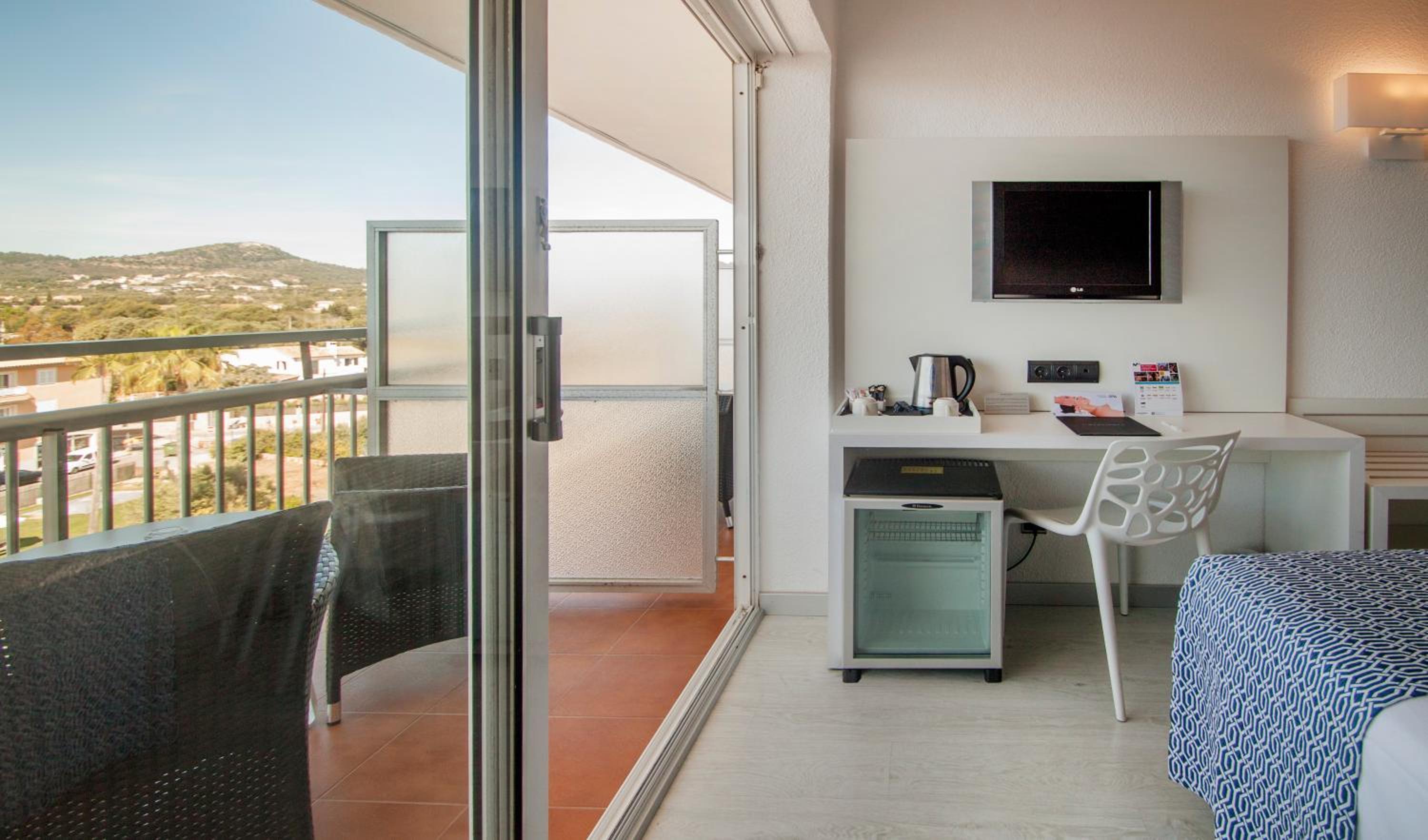 Double or Twin Room with Pool View - Photo 3