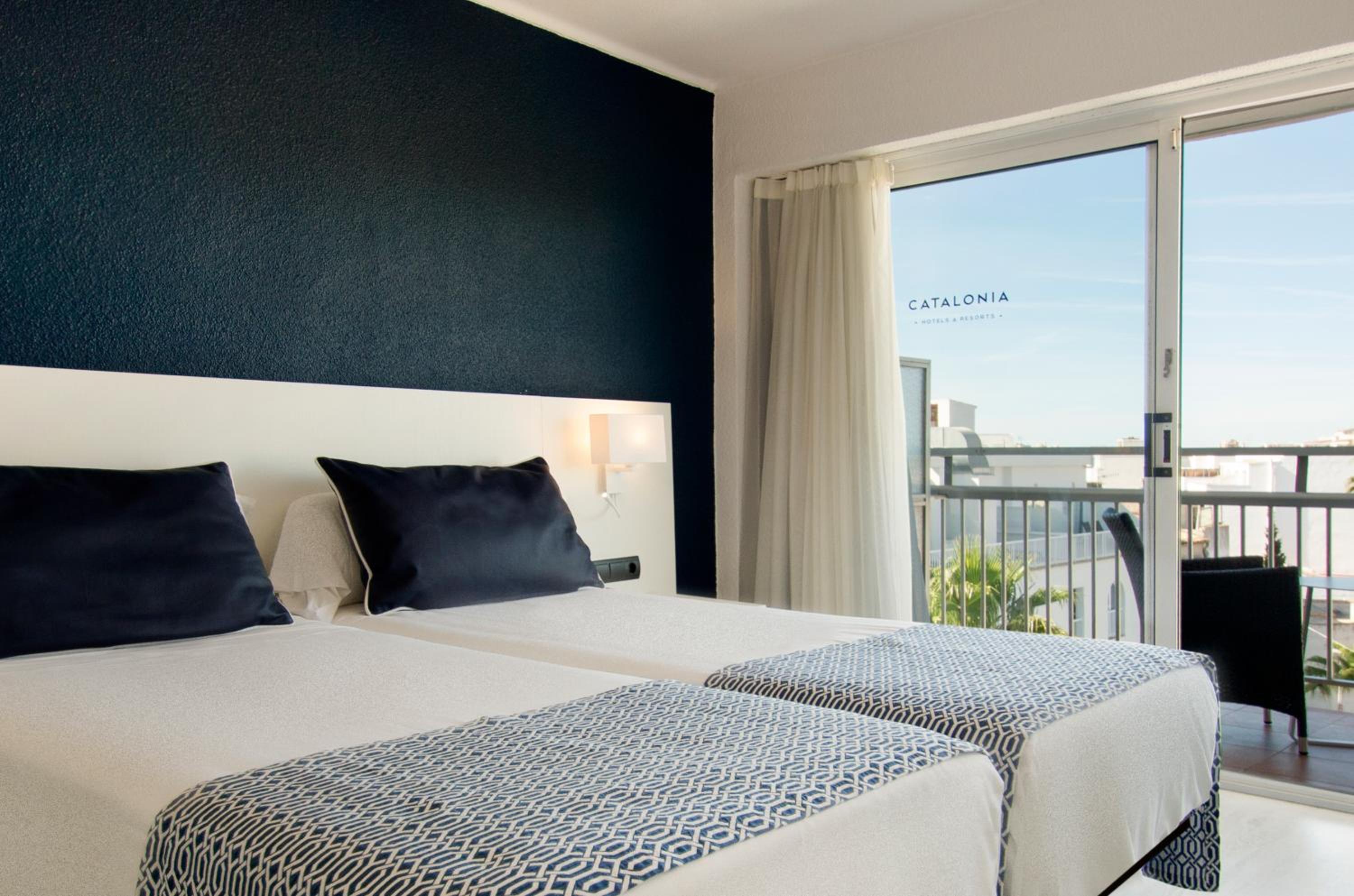 Double or Twin Room with Pool View - Photo 4