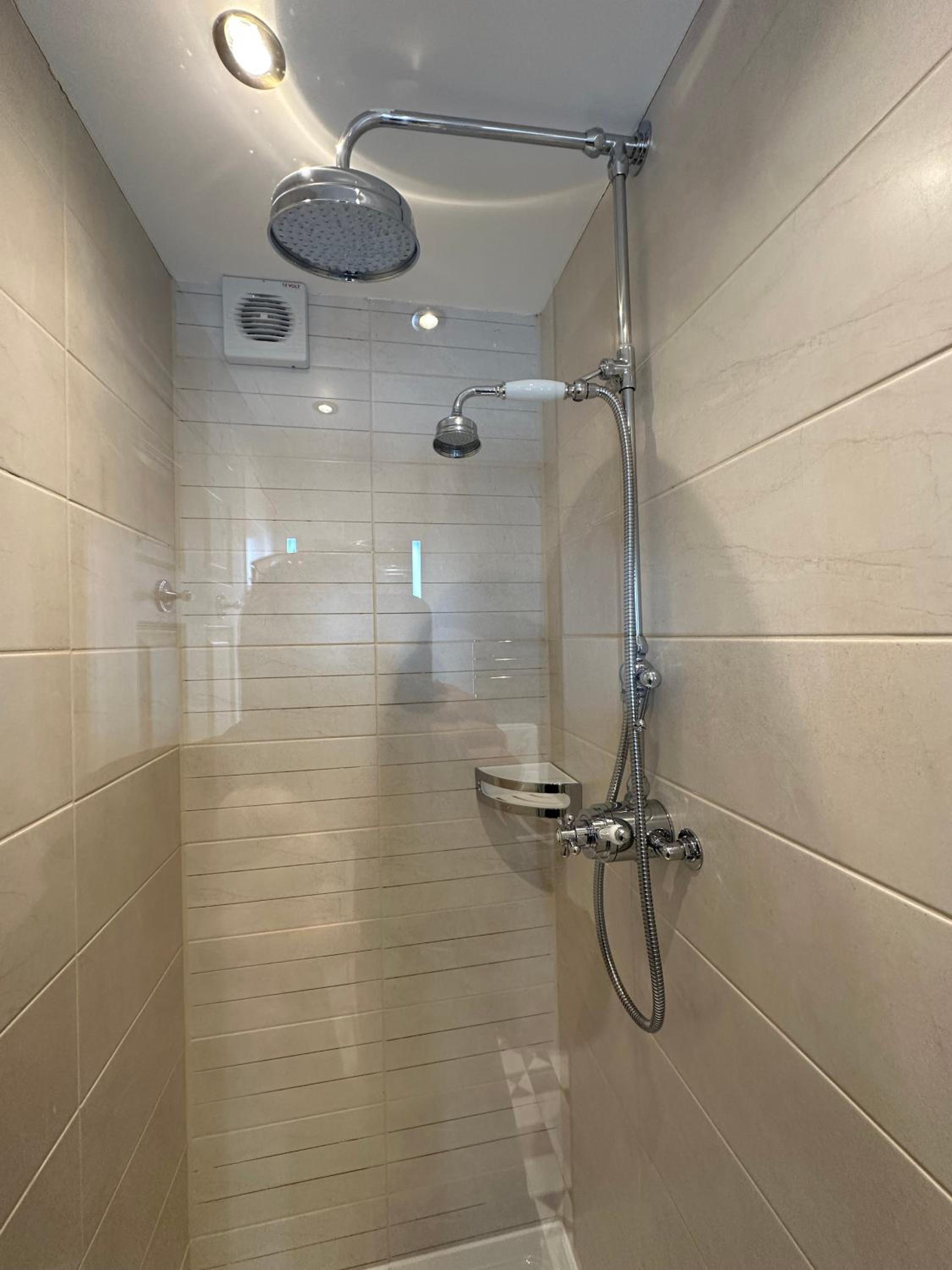 Double Room with Shower - Photo 21